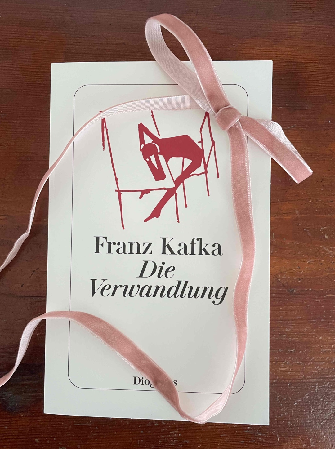 “Früh, als die Türen versperrten waren, hatten alle zu ihm hereinkommen wollen, jetzt, da er die Tür geöffnet hatte und die anderen offenbar während des Tages geöffnet worden waren, kam keiner mehr, und die Schlüssel steckten nun auch von außen“