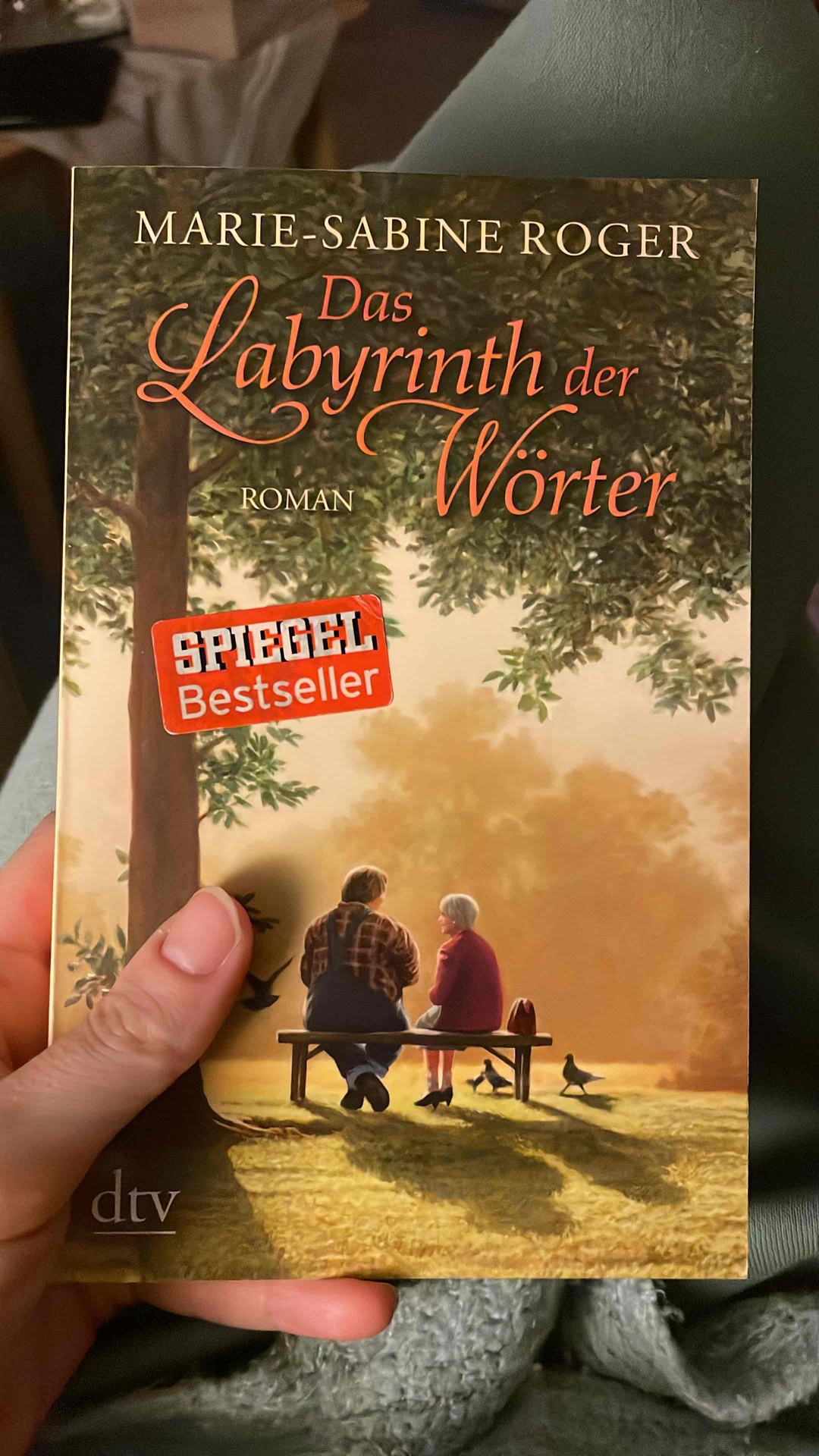 Dieses Buch habe ich das erste Mal während meiner Ausbildung vor 10 Jahren gelesen & es hat seinen Zauber in keiner Weise verloren. Vielmehr ist die Geschichte um Germain & Margueritte noch ein bisschen magischer geworden. Eine wunderschöne Geschichte über den Wert von Büchern, Freundschaft & den Glauben an sich selbst.