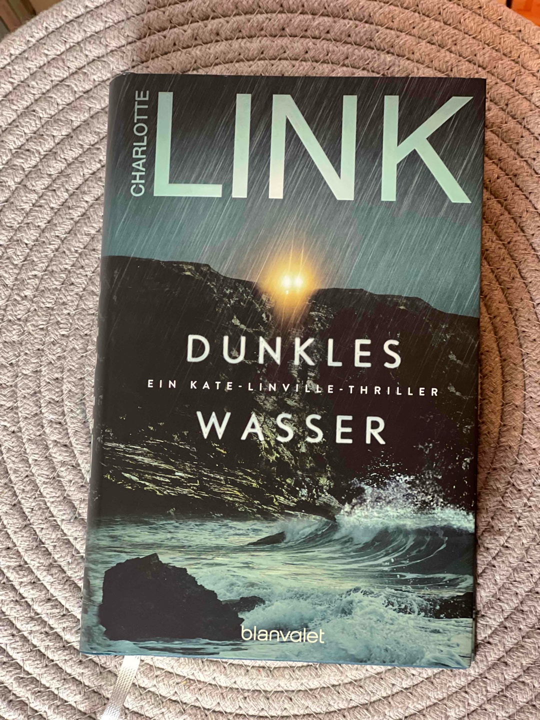 Eine Reihe die mich komplett fasziniert hat ohne an Spannung zu verlieren. Und es ist wirklich  eine gelungene Fortsetzung. Ein Thriller, der Gänsehaut garantiert.