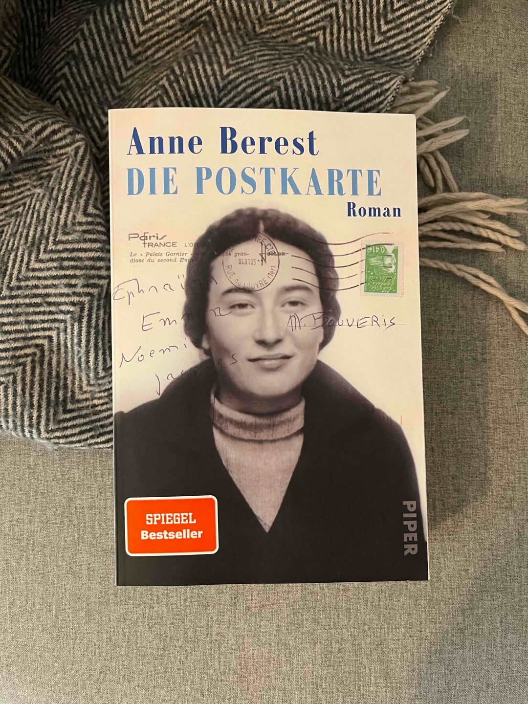 „Die Postkarte“ ist ein tief bewegender, autobiografischer Roman von Anne Berest, der sich mit den Verbrechen des Holocausts auseinandersetzt.