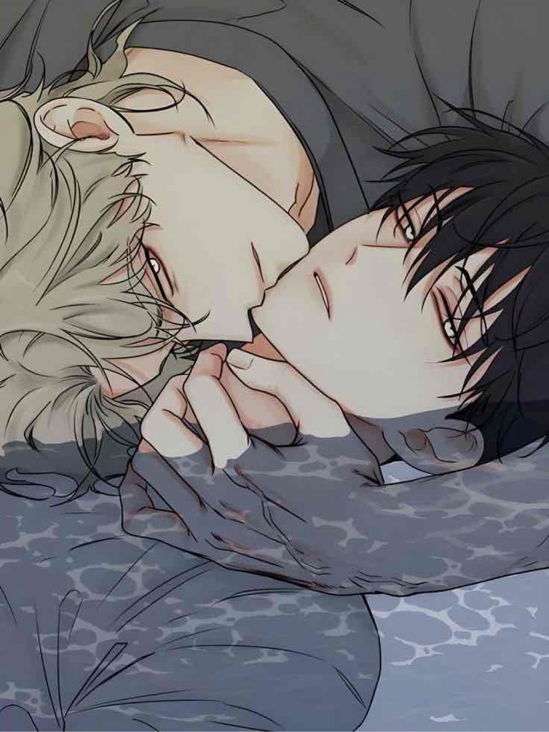Mein absoluter Lieblings Mahnwa❤️❤️❤️❤️❤️
Also, es geht in dem Manhwa um Euihyun Kim, der nach dem Erbe eines riesigen Schuldenberges und ohne Ausweg beschließt, mit seinem kleinen Bruder ins Meer zu gehen und sich zu ertränken.Doch gerade als alles verloren scheint, taucht Taeju auf und rettet die beiden. Er bietet Euihyun Geld, eine Wohnung und einen Job an, doch dafür verlangt er eine Gegenleistung. Euihyun muss ihm die Schulden zurückzahlen. Um das zu schaffen, ist Euihyun bereit, alles zu tun.