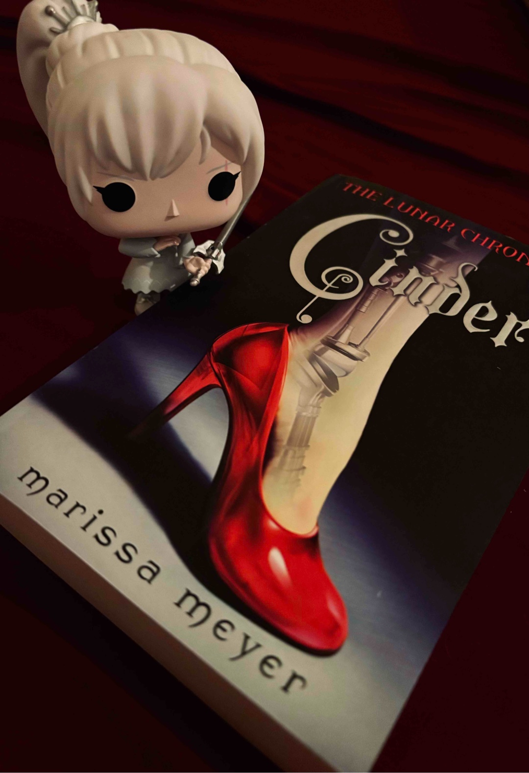 Science Fiction trifft die Grimm’schen Märchen - und es funktioniert. ❤️
Habe die komplette Reihe vor 10 Jahren bereits gelesen, und mochte sie damals schon absolut. Jetzt war es erneut an der Zeit.
Wir treffen im ersten Band den Cyborg Cinder und Kaiser Kaito, die den Auftakt mit Cinderella geben.
Die großen Stärken von Marissa Meyer sind definitiv der kurzweilige Schreibstil und die sympathischen Charaktere + der rote Faden, der trotz mancher Verwicklungen gut durchblicken lässt. In den Folgebänden wird das noch sehr wichtig. Ein Retelling, dass wunderbar abgespaced und spannend ist. Eine Empfehlung ❤️