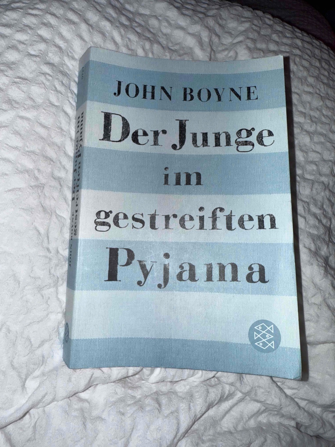 In diesem Buch wurde ein sehr wichtiges Thema aufgegriffen, aber sehr senisibel thematisiert. Ein erschreckendes Ende, aber ein super wichtiges Buch! Besonders der letzte Satz, dass so etwas nie wieder passieren könnte gibt mir momentan zu denken… Man kann nur hoffen, dass so etwas schreckliches wie damals nie wieder passiert! Hut ab, an John Boyne, dass er diese Thematik so gut verpackt hat