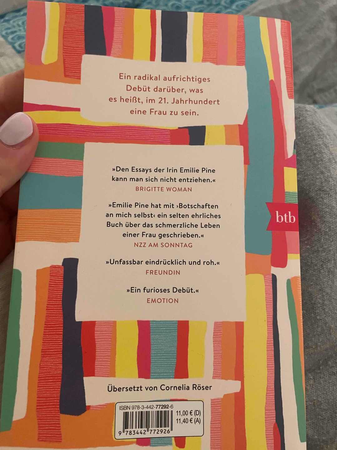 Die Essays waren schnell und gut zu lesen. Einige haben mich mehr beschäftig, andere weniger. Insgesamt eine gute Sammlung, die es verdeutlicht, was es heißen kann, eine Frau zu sein.