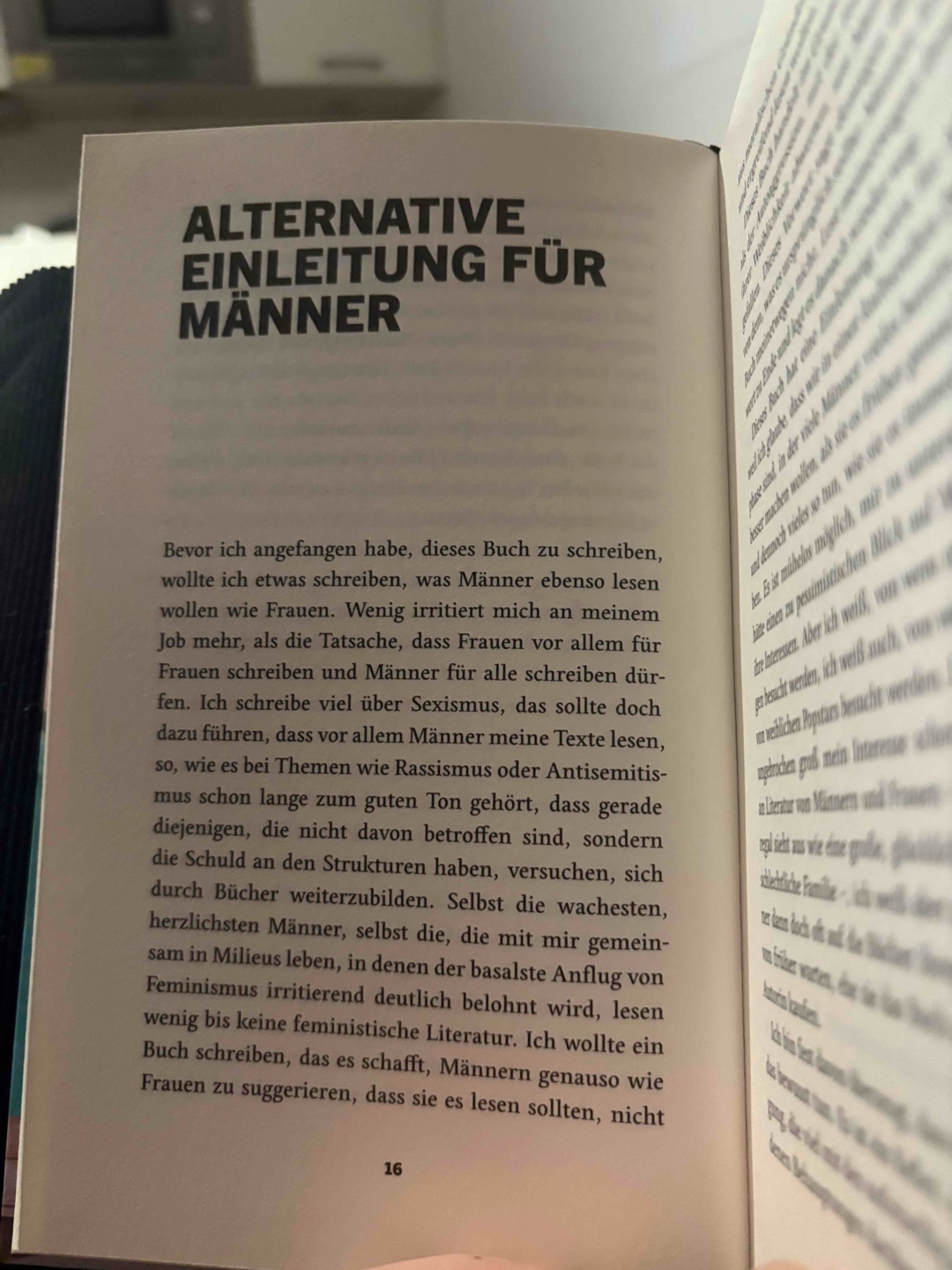 Ein sehr persönliches Buch von Sophie Passmann, dass eine gute Biografie dargestellt hätte, würde sie nicht so darauf beharren, dass es keine ist (siehe Einleitung)…