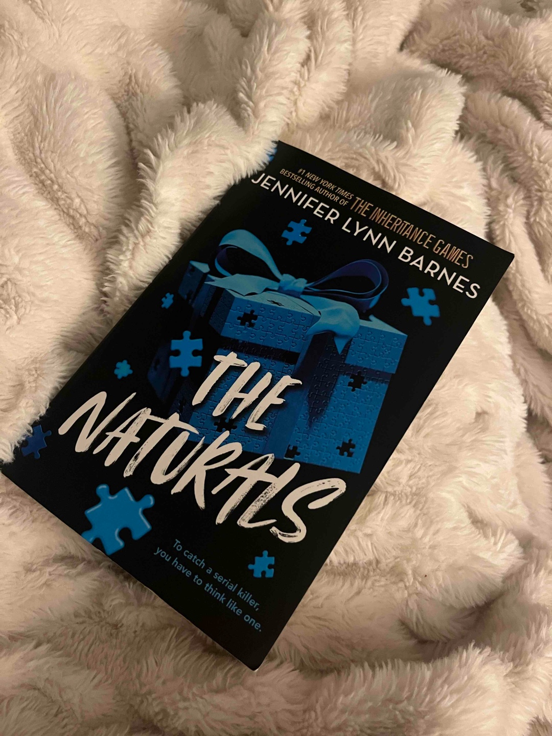 Absoluter Page-Turner. Tolle Charaktere. Schneller Schreibstil. Nicht langweilig. Bisschen Romance, viel Thriller! 🤩