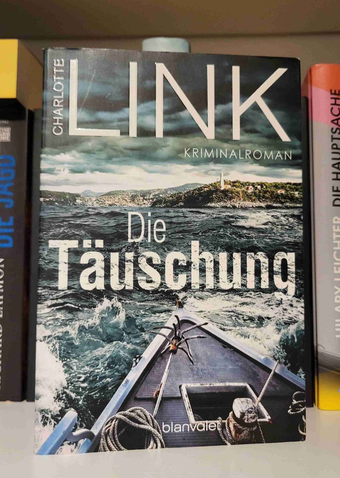 ⛵️⛵️⛵️⛵️⛵️⛵️⛵️⛵️⛵️⛵️⛵️⛵️⛵️⛵️⛵️⛵️

Das Buch hatte mich schnell gepackt, ehe es sich in seinen Längen verloren hat. Zwar bleibt es nicht das einzige Buch, das ich von der Autorin lesen werde, aber ich habe mir mehr erhofft.

⛵️⛵️⛵️⛵️⛵️⛵️⛵️⛵️⛵️⛵️⛵️⛵️⛵️⛵️⛵️⛵️