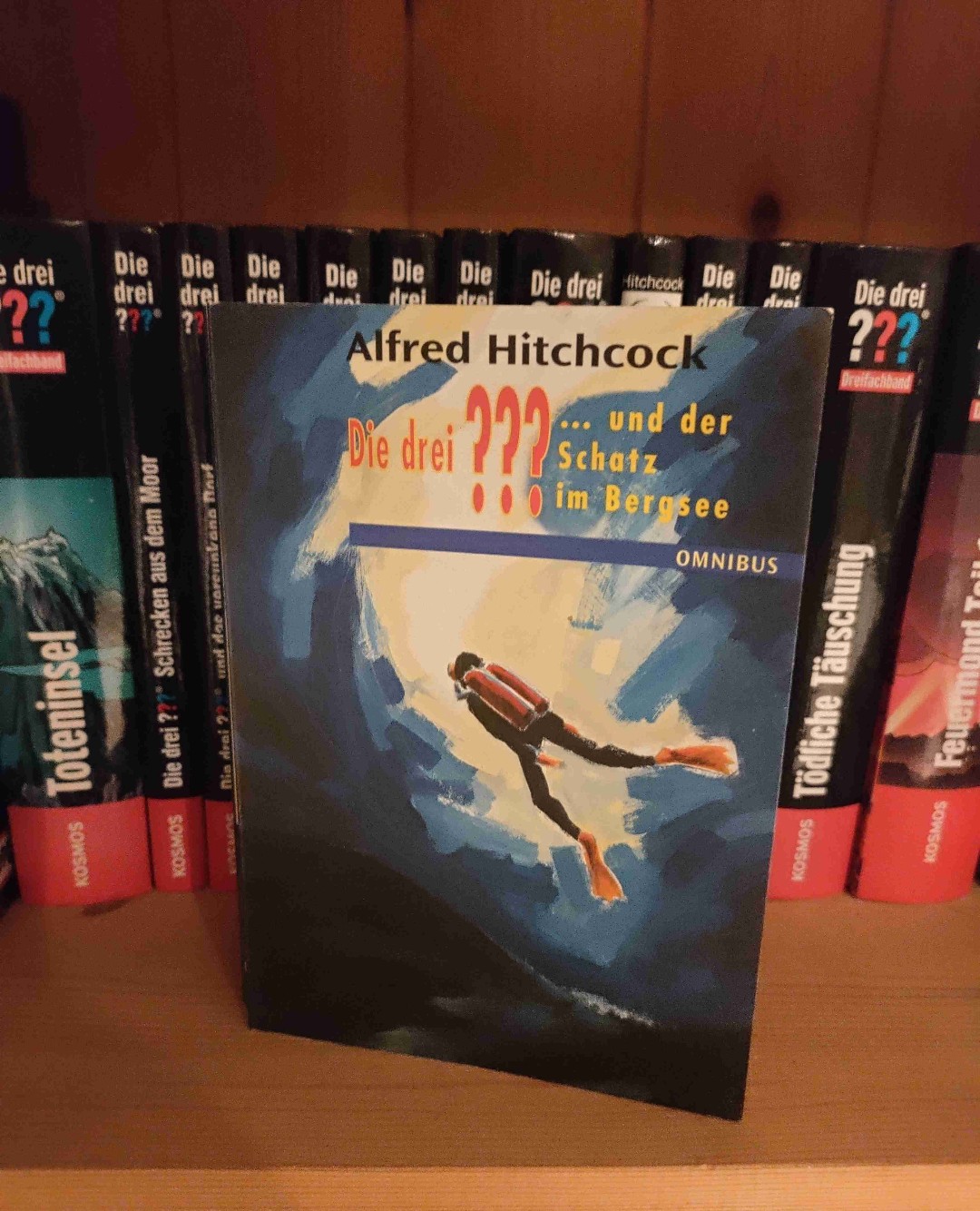 "Du meinst Peter. Der hat doch heute Bürodienst" (...) "Was hat Peter?" fragte Bob unsicher. "Büro-" Der erste Detektiv stutzte. "Doch auf den Kopf gefallen."