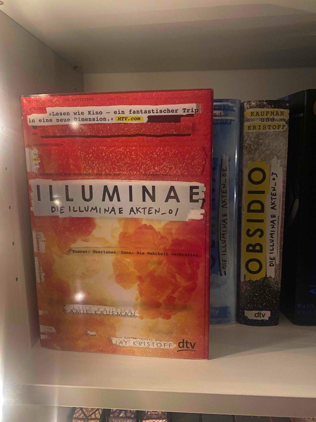 Was hab ich da gelesen?? 🤩 richtig super, und erst die Gestaltung des Buches, Akten, Chats, Skizzen, Bilder… Wahnsinn, was für eine Mühe, was für eine Idee! Bin begeistert! 👍🏻
Obwohl es als Jugendbuch gilt, ist die Geschichte sehr brutal, auch unsere Protagonistin ist 17, daher sind auch die Chatverläufe eher Jugendsprache, tut dem ganzen aber keinen Abbruch.
Ich hab das Buch inhaliert und gefeiert! 🤩 bin sehr sehr gespannt, wie’s weitergeht!!