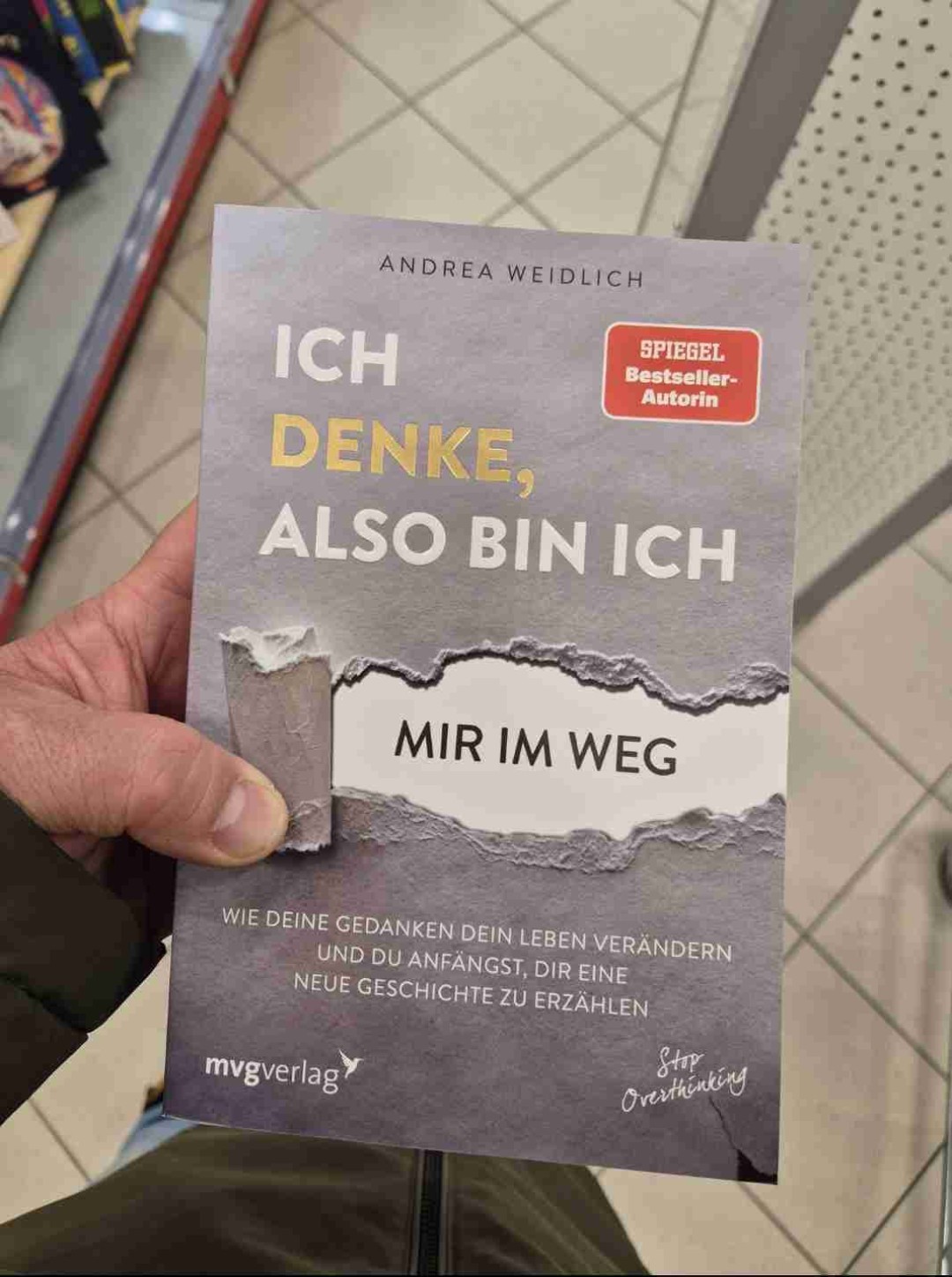 Wer kennt das nicht. Man macht sich zu viele Gedanken, spinnt die Geschichte weiter und weiter, bis man sie glaubt, egal wie absurd sie ist.

Darum geht es in dem neuen Buch von Fr.Weidlich und ich kann es jetzt schon sagen, dass Buch ist super geschrieben, spannend und geht auch einem ganz schön nahe.