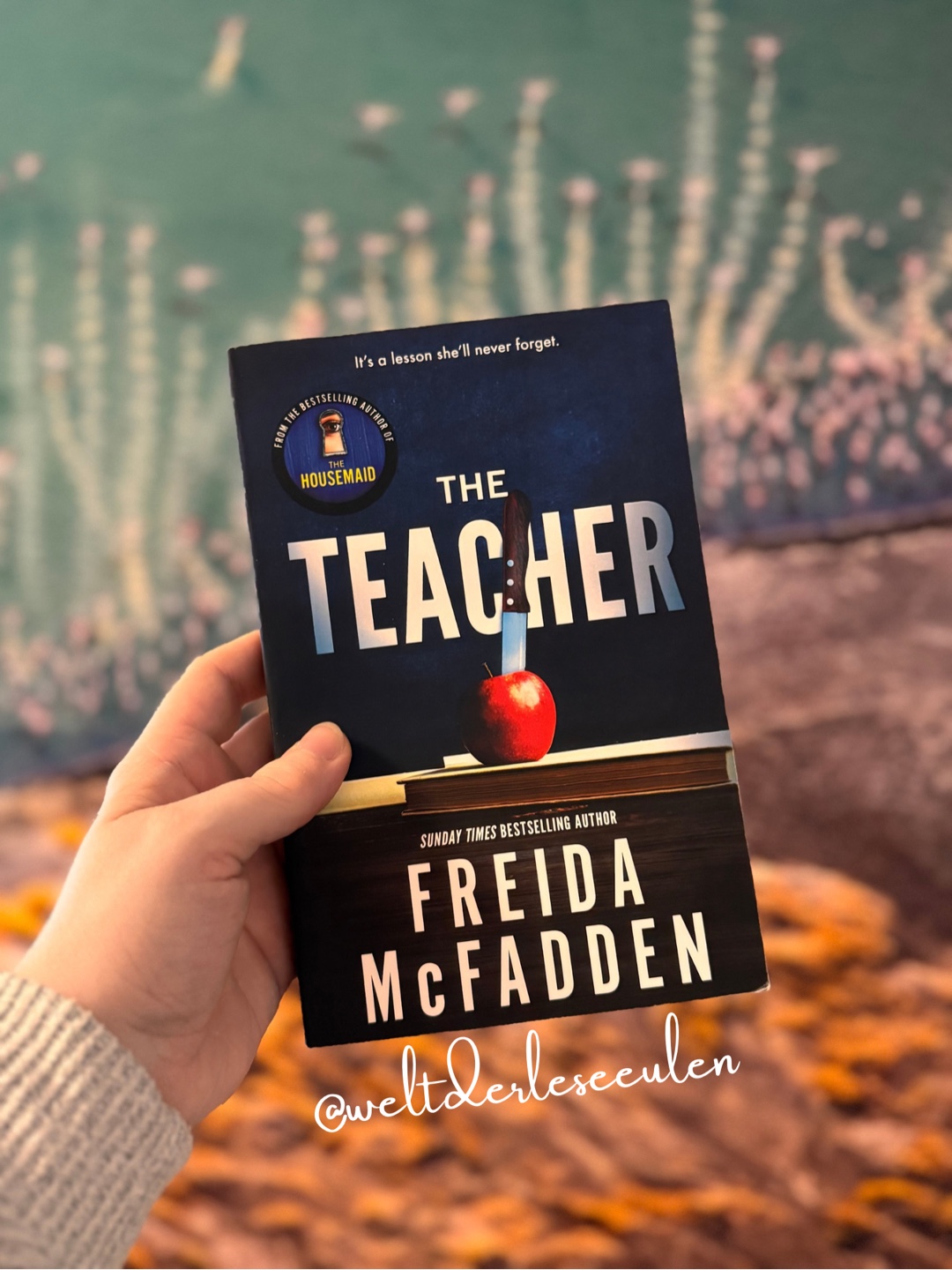 Freida McFadden hat es mal wieder geschafft mich völlig in ihren Bann zu ziehen. Ich liebe ihren Schreibstil, die kurzen Kapitel und die Plottwists die ich einfach nicht habe kommen sehen liebe ich.
Dennoch bin ich nicht so ganz mit den Protagonisten warm geworden, wobei dies absolut nicht schlecht ist - hier würde ich sagen passt es ganz gut. Es macht das Ganze für mich rund und passt einfach. Keine Ahnung ob das Sinn ergibt 😅
Für The Teacher gibt es eine klare Leseempfehlung!
Im letzten Jahr habe ich angefangen Bücher auf Englisch zu lesen, für alle die dies ebenfalls vorhaben kann ich ihre Bücher nur empfehlen - sie sind wirklich sehr gut verständlich.