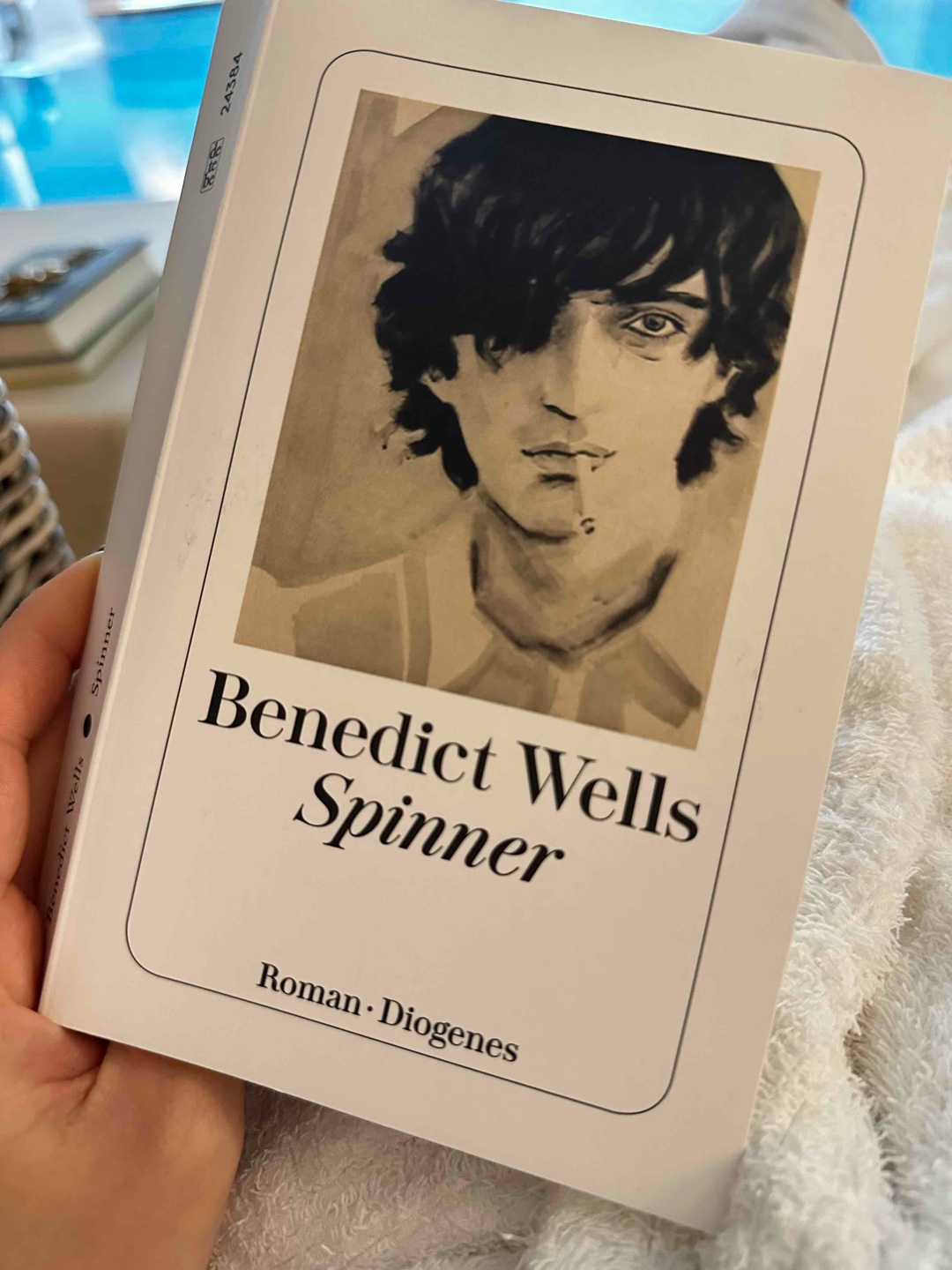 „Ich guckte noch mal runter, dann wandte ich mich ab.
Ich hatte den Tod ohnehin nicht verdient, ich konnte ihn doch gar nicht bezahlen, denn er kostete das Leben, und davon hatte ich noch viel zu wenig.“