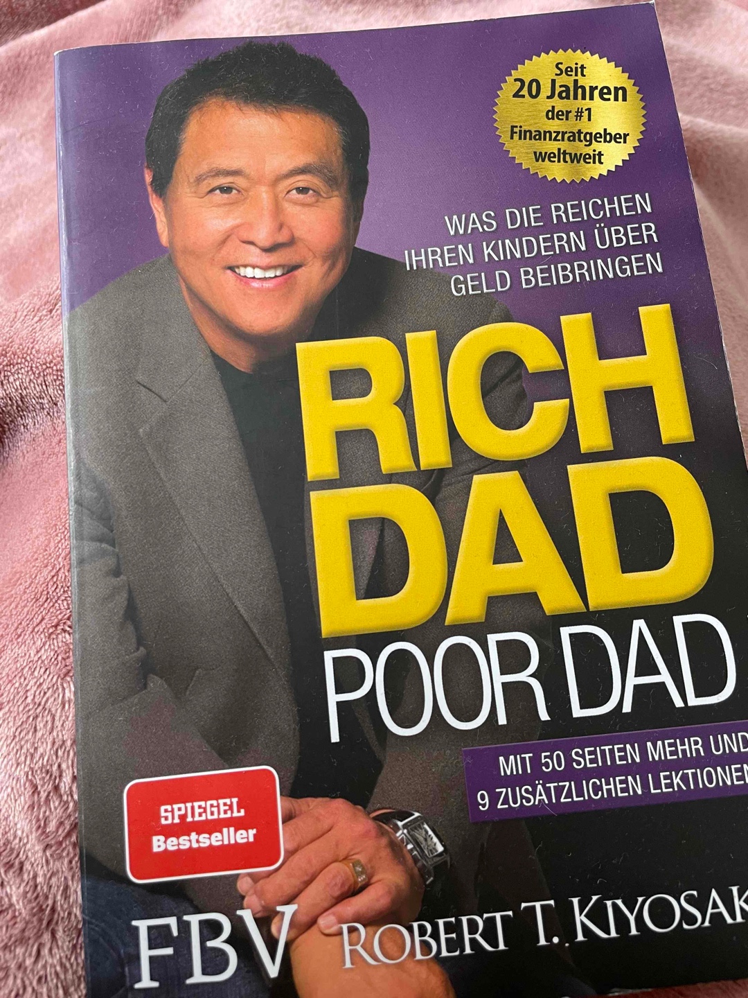Sehr gutes Buch über Finanzbildung. Wer sich einen ersten Überblick über die Welt der Finanzen machen will ist bei diesem Buch genau richtig. Es gibt viele gute Tipps und man lernt viel über Geld und wie man finanzielle Freiheit sowie finanzielle Intelligenz entwickelt.