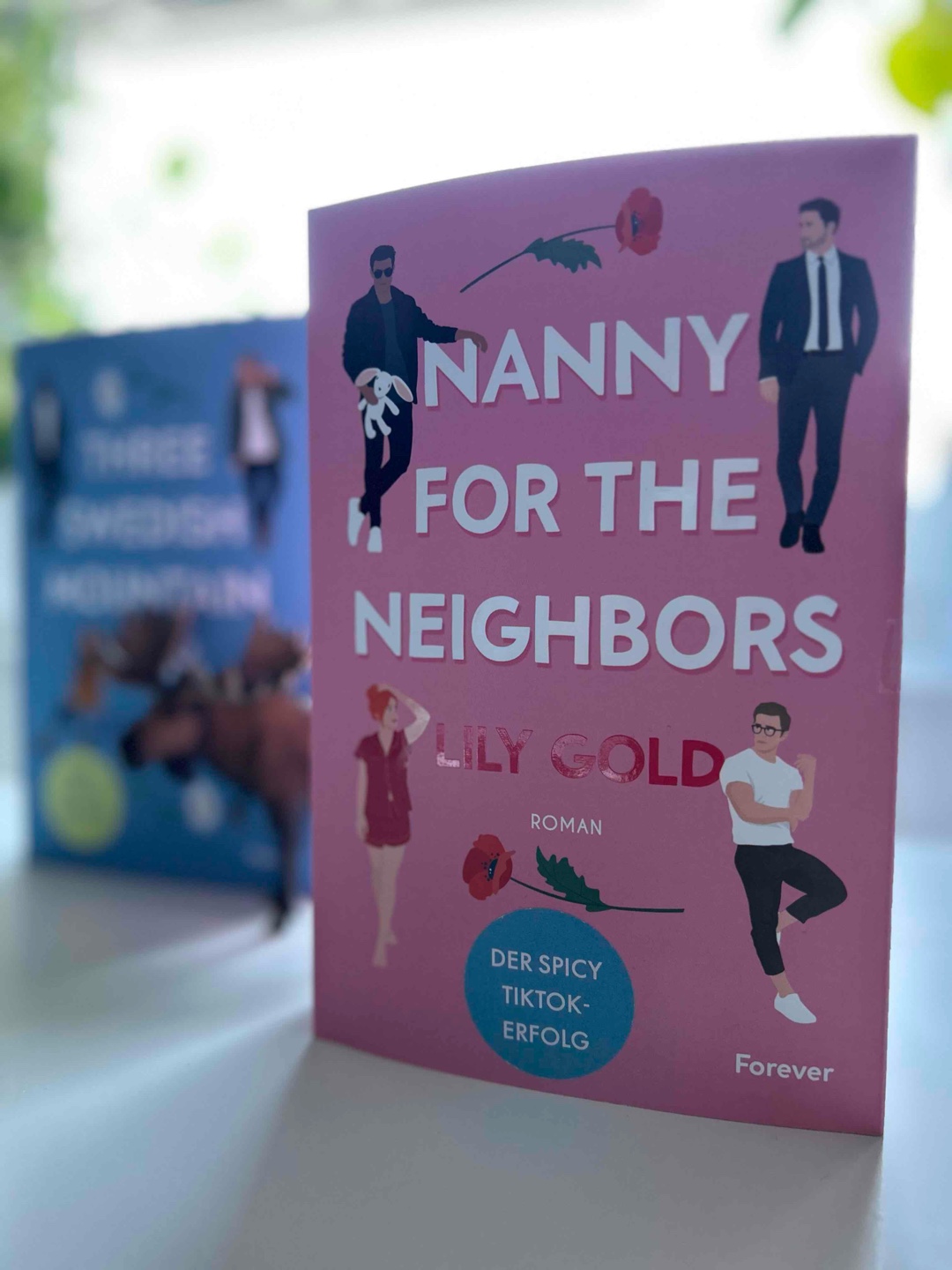 Hab eine neue Lieblingsautorin gefunden 🫶
Von den beiden Neuerscheinungen hat mich „Nanny for the Neighbors“ am meisten angesprochen und ist bei mir eingezogen 🥰
Man wechselt im Buch durch alle Gefühlslagen (süß, herzzerreißend, spicy, genervt, sauer 🔄) und hofft das am Ende alles gut wird 🥲
Es war nicht ganz so humorvoll und lustig wie man es von Three Swedish Mountain Man gewöhnt ist, der Vibe ist halt einfach ein andere (die Story ja auch 😅). Zwischendrinnen hab es mal kurz so 30 Seiten die bisschen lang und nervig waren, aber allgemein mochte ich es sehr gerne 🥰 wer es nicht sehr spicy mag, sollte eher Abstand nehmen, der Anteil ist doch schon hoch (ist aber ja in allen Büchern so und ihre „Spezialität“)