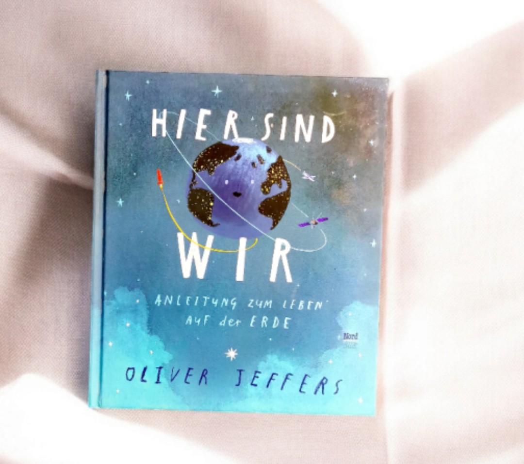 „Hier sind wir“ ist eine wundervolle Mischung aus Hoffnung und einer klaren Botschaft für einen bewussten Umgang mit unserem Lebensraum. Ein Buch, das Kinder inspiriert und Erwachsene zum Nachdenken anregt. Perfekt, um mit großen und kleinen Leser:innen darüber zu sprechen, wie wir miteinander und mit der Erde umgehen sollten. Ein Buch, das bleibt – im Regal, im Herzen und im Kopf.