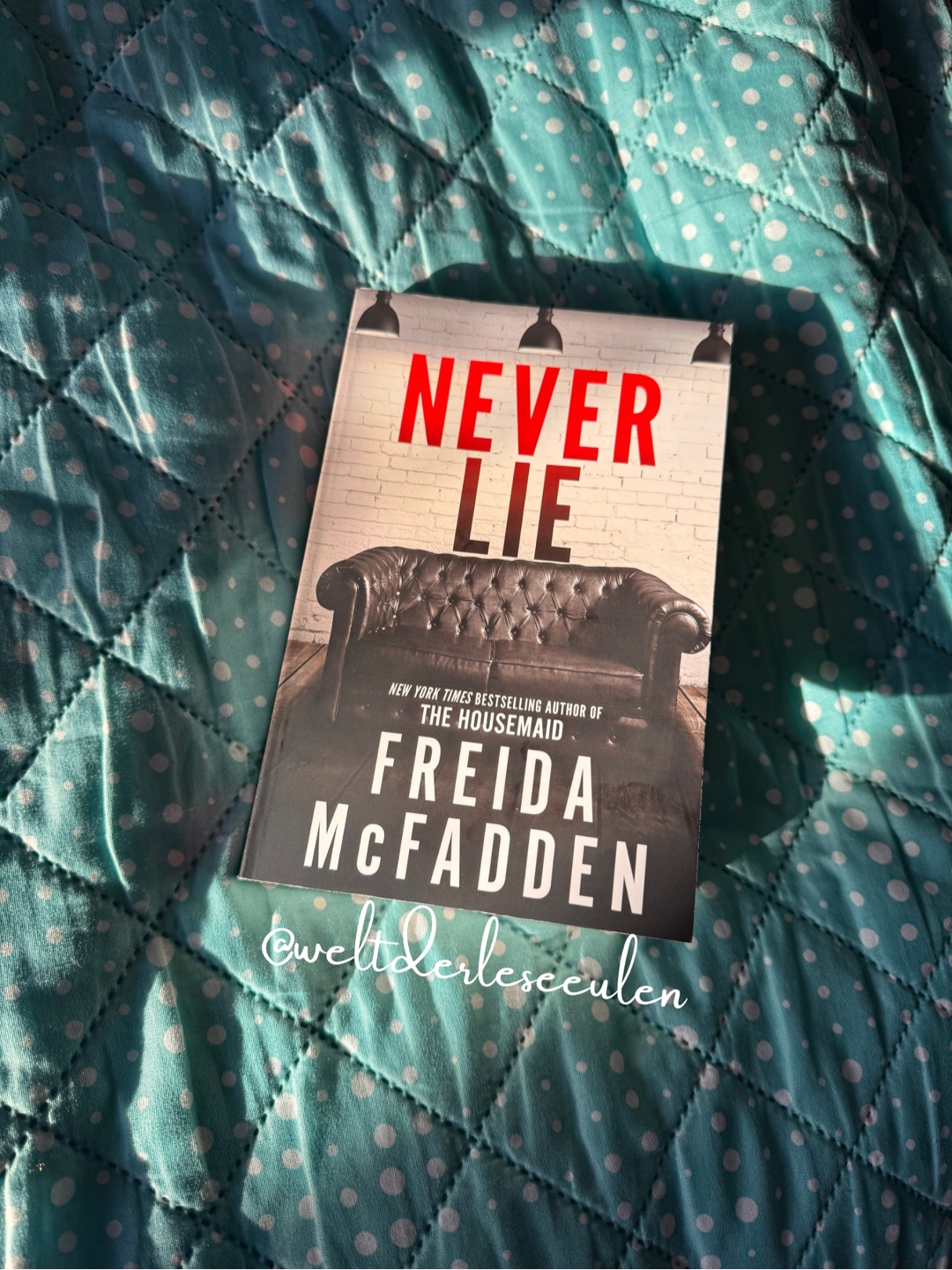 O-M-G !!!
Das war nervenaufreibend und einfach nur fesselnd.
Was habe ich hier gelesen? Was waren das bitte für Twists ?? Ich habe nichts von dem kommen sehen und achte immer das ich jetzt endlich einen Durchblick hätte… Pustekuchen!
Ich Liebs! Genau das was ich gebraucht habe!
Mal wieder ein Buch von Freida McFadden das ich, trotz englischer Sprache einfach so weginhaliert habe.
Ein einziger Pageturner und hier mit eine ganz klare Leseempfehlung! Ganz ehrlich? Lest dieses Buch ihr werdet es definitiv nicht bereuen!
5⭐️