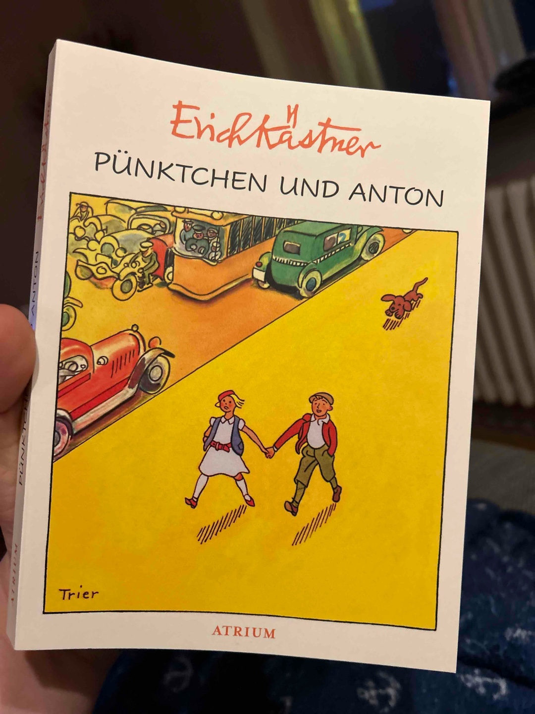 Ein ganz wunderbares Kinderbuch. Ich liebe Kästners Art zu schreiben, den Witz aber auch die Portion Wahrheit, die uns und die Kinder zum nachdenken bringen sollte. Jeder sollte einen Freund wie Anton oder eine Freundin wie Pünktchen haben. Großartig, Lesespaß für jedes Alters!