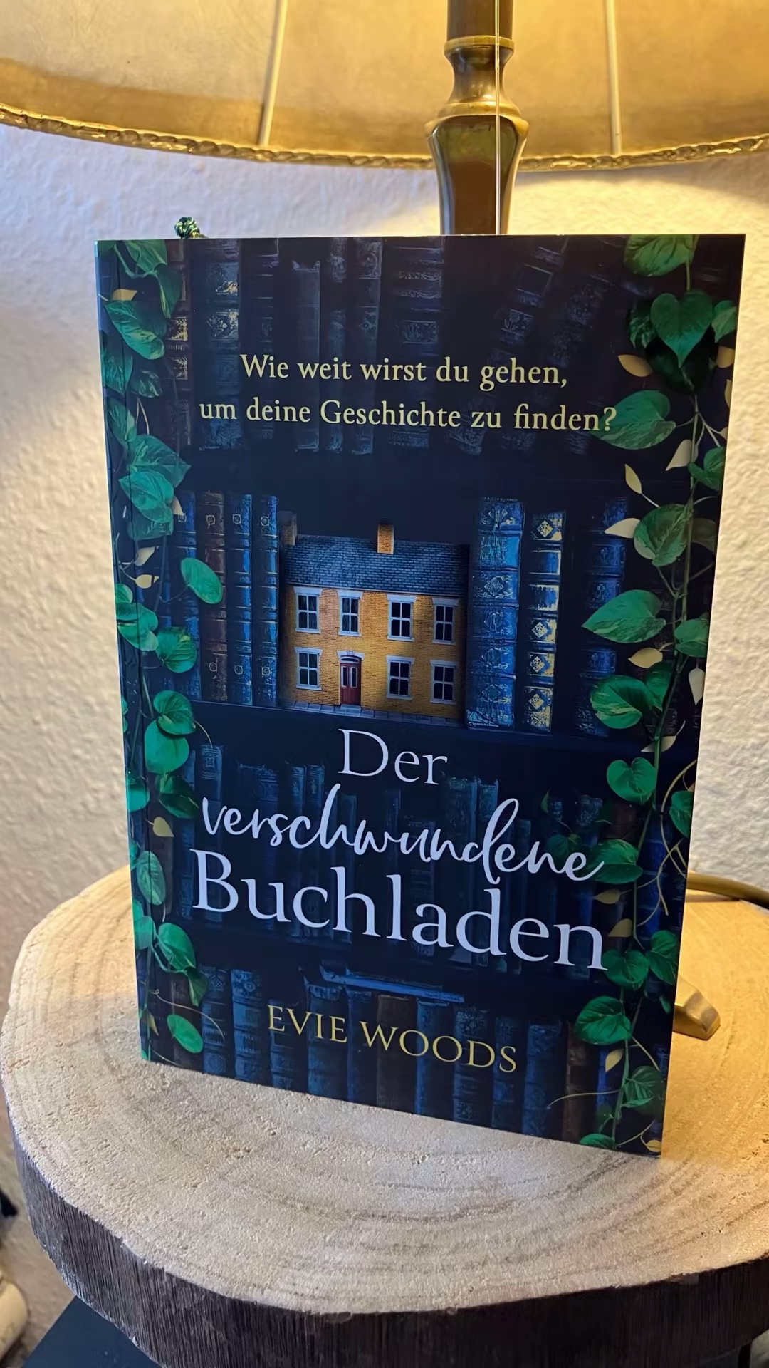 Evie Woods‘ Der verschwundene Buchladen ist weit mehr als nur eine Geschichte über einen geheimnisvollen Buchladen – es ist ein Roman über Frauen, ihre Kämpfe und ihren Mut, unabhängig von der Zeit, in der sie leben.