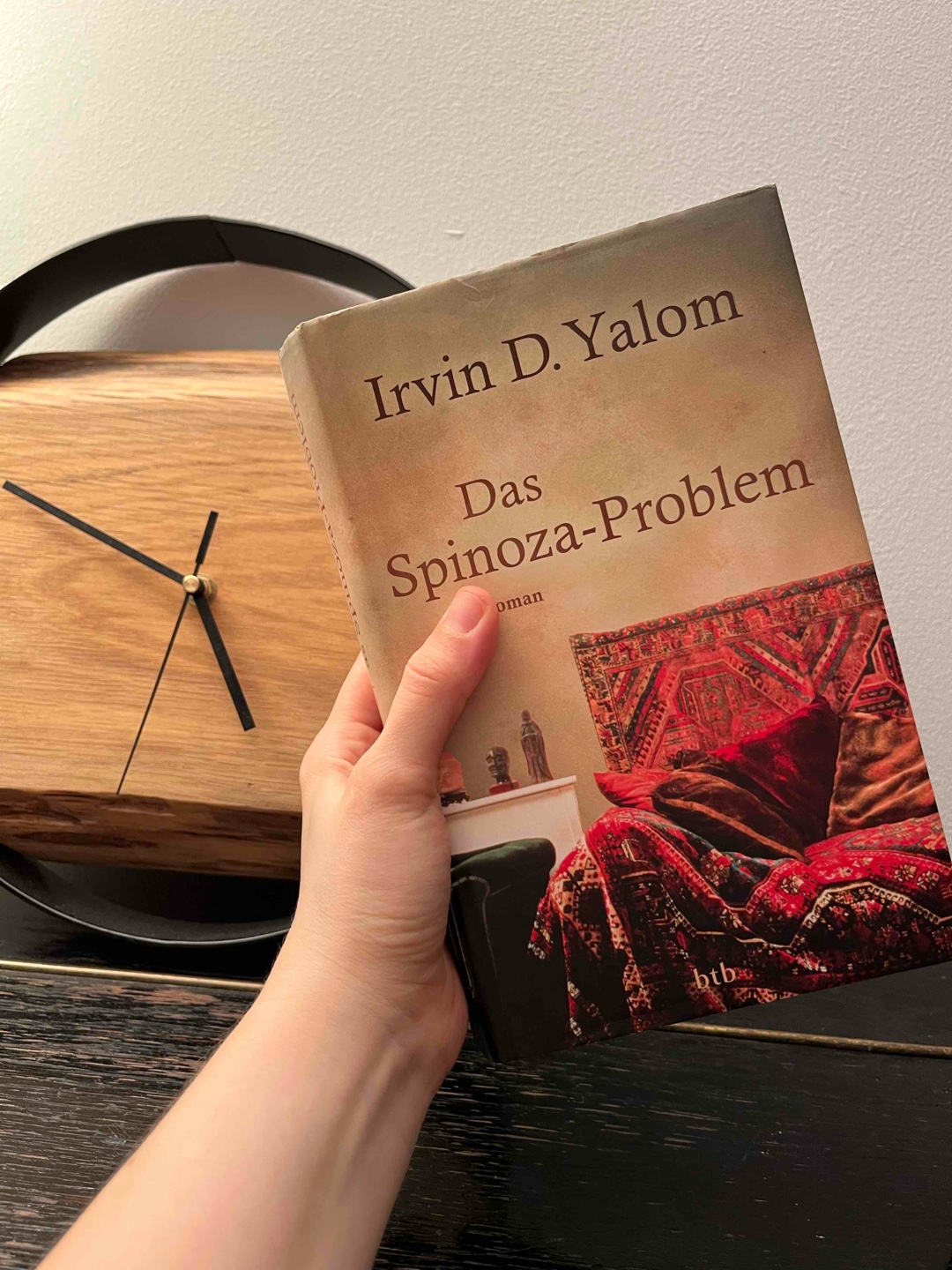 Eine psychologische Annäherung an die Absurdität von Ideologien. Der Beweis, dass es sich immer wieder lohnt, Bücher außerhalb der Komfort-Zone zu lesen.