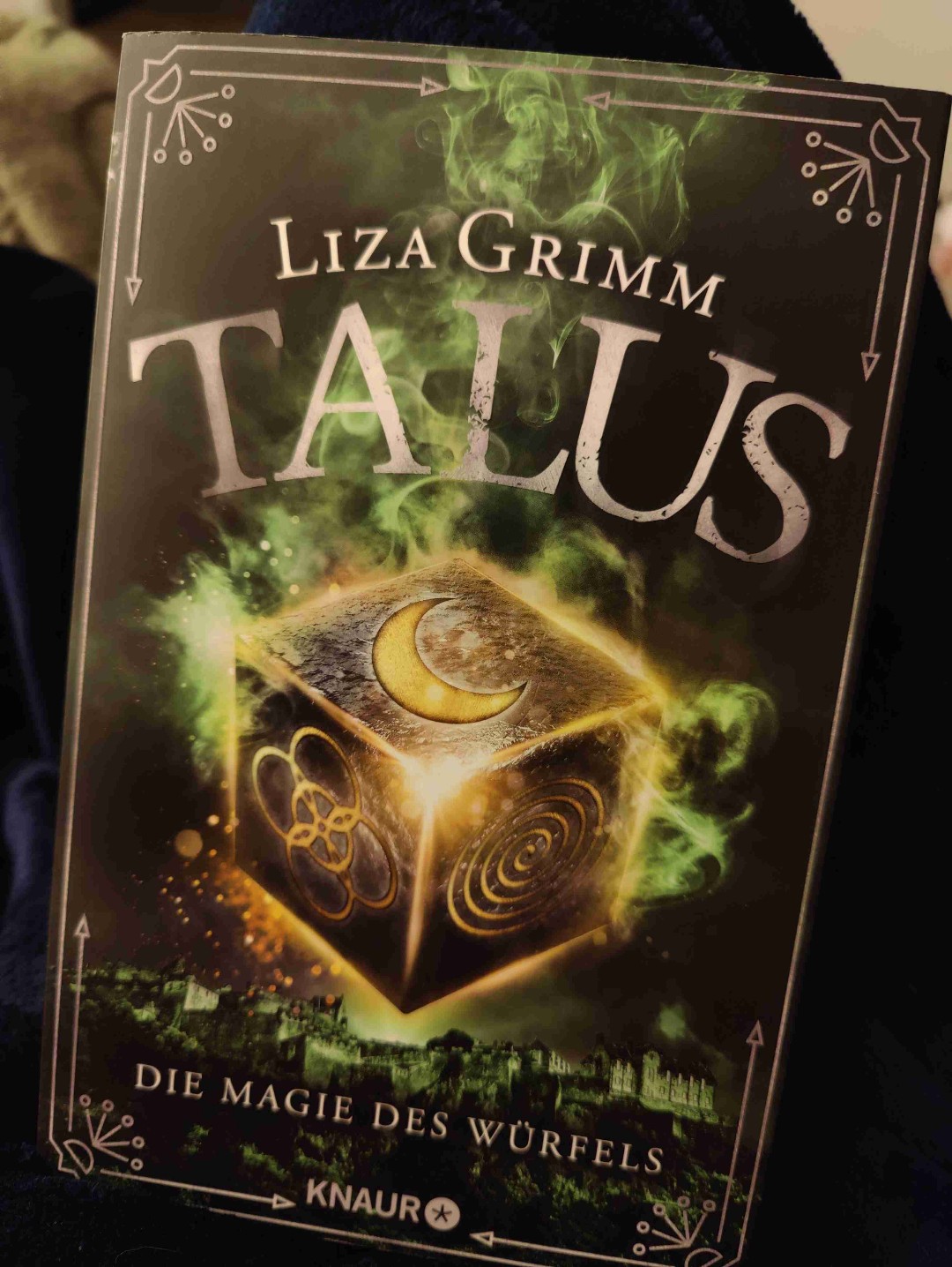 Die Autorin Liza Grimm führt einen einfach immer weiter in die Welt der Hexen. Es hat einfach so viel Spaß gemacht, bringt einen zum Lächeln, zum Weinen, zur völligen Überraschung und ließ mich eine Zeit lang in ein Abenteuer eintauchen. Vielen Dank. 🫶