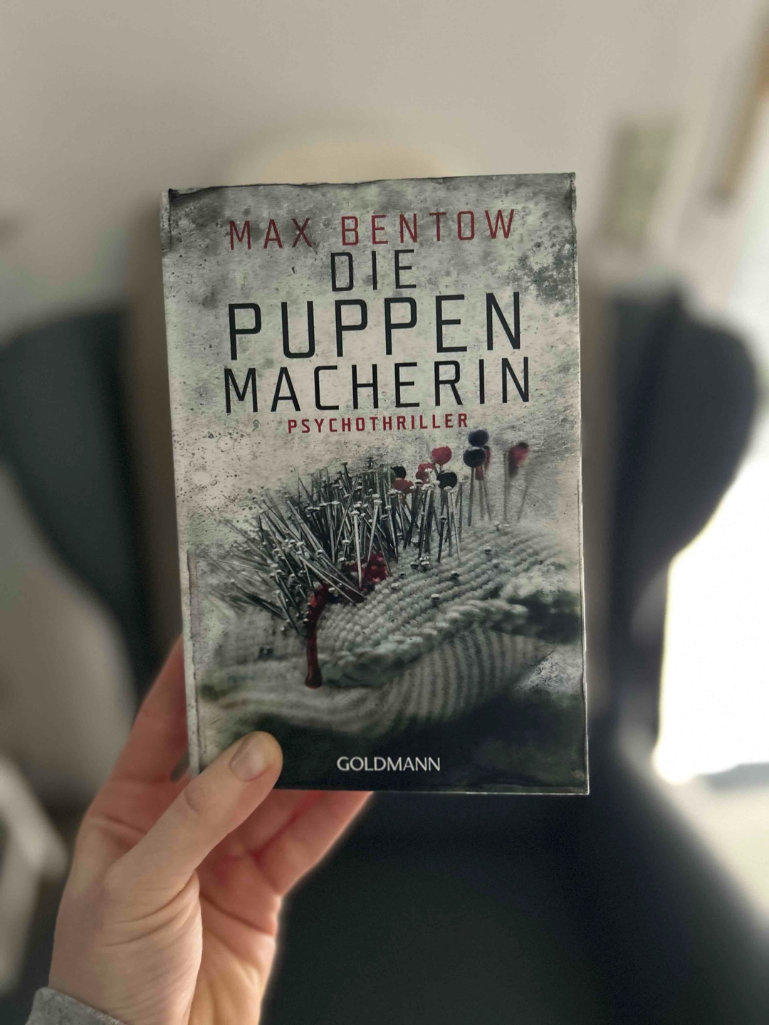 Wurde durch die Reado-Bubbel & die guten Bewertungen auf das Buch aufmerksam. 
Ich fand es gut, es ist mit ~380 Seiten ein solides Buch was man relativ schnell „wegsnackt“. 
Die Atmosphäre war immer mal wieder ein bisschen dunkel-gruselig, man stellt Vermutungen an, es werden nach und nach immer mehr Personen in Betracht gezogen/wieder verworfen. Spannend ist es allemal, die Plottwists waren für mich wirklich sparsam gestreut, da ist man von anderen Autoren deutlich mehr gewöhnt und dann auch gefesselt ans Buch. 
Hab Band 2 zuerst gelesen, hatte nicht das Gefühl das mir wissen aus Band 1 ganz arg gefehlt hat. (Es wird hier und da mal auf den vorherigen Fall eingegangen) 