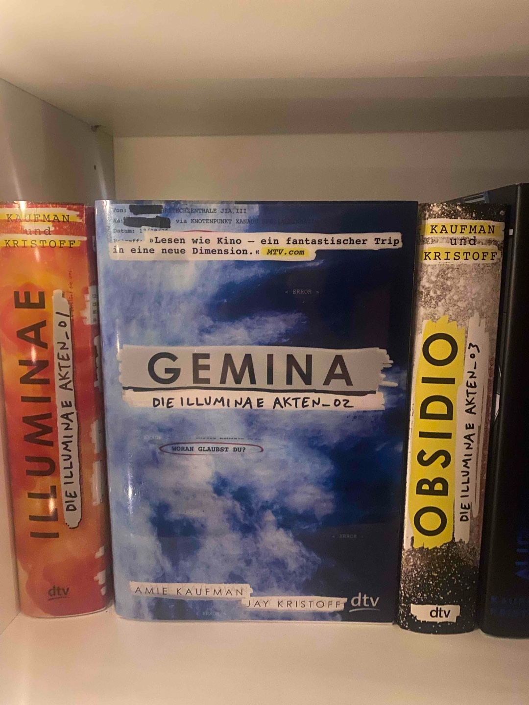 Auch die Fortsetzung war genial! Spannend, etwas eklig 😅 aber mega gut gemacht, bin begeistert und freue mich auf den Abschlussband. 
Die Idee hinter der ganzen Geschichte ist richtig gut ausgedacht, schlüssig und unvorhersehbar, man möchte einfach unbedingt wissen, wie es weitergeht, was noch so passiert. 
Absolutes Highlight für mich! 🤩