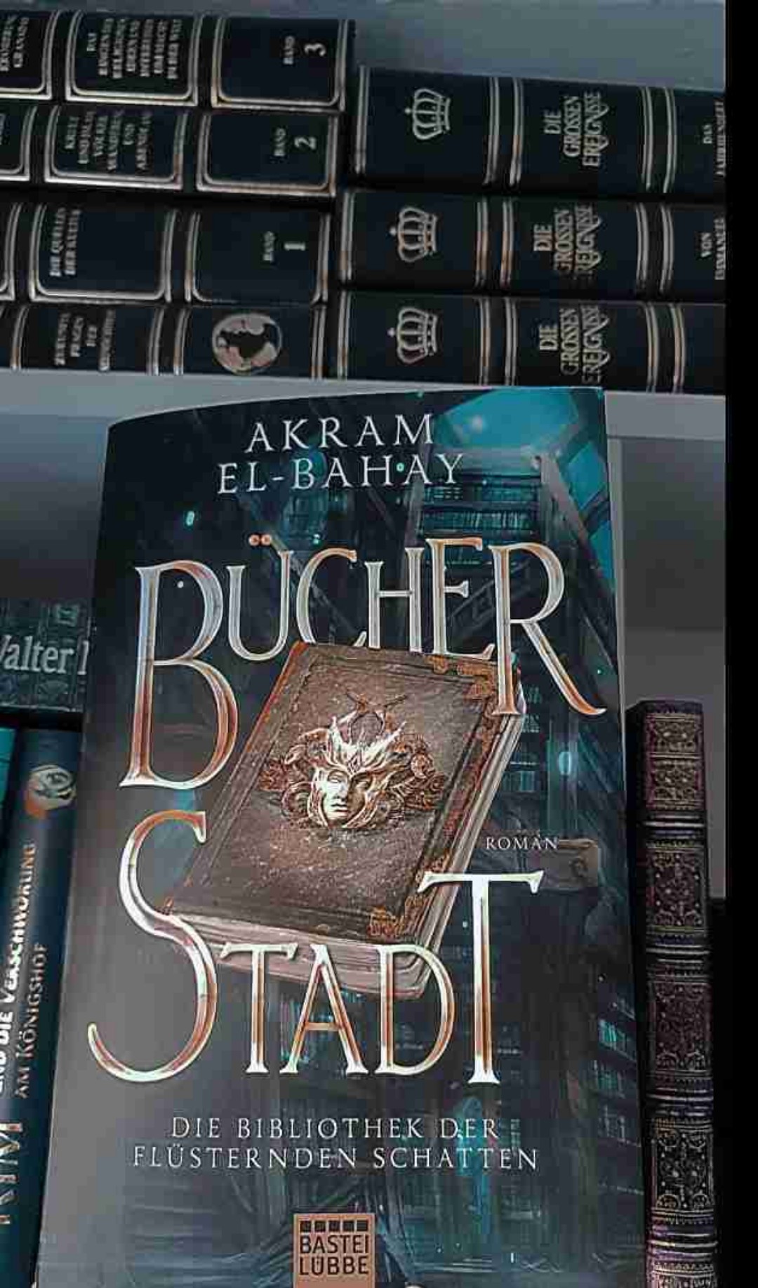 Wer Bücher wie die Tintenwelt-Triologie mochte wird dieses Buch lieben!