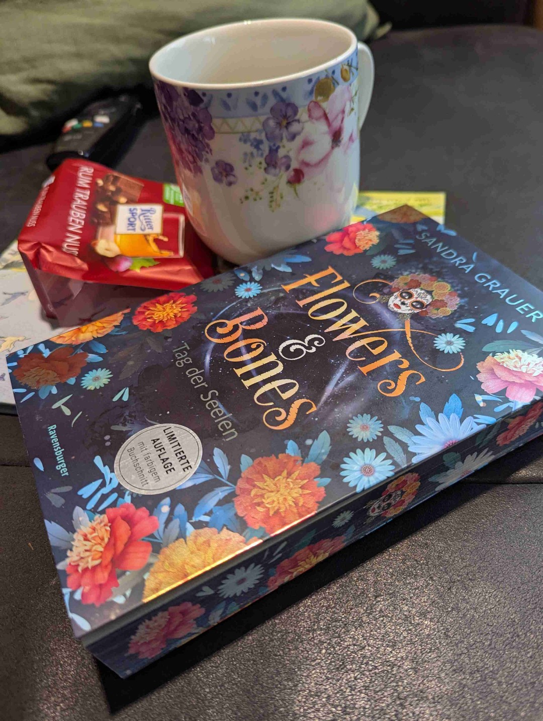 Mich hat das Design des Buches ja sofort angesprochen. Mal was ganz anderes, dachte ich - Mexiko und Katrinas... Doch leider kam sehr wenig Mexiko und ganz wenig Katrinazauber vor..
Zudem sollten vorher unbedingt die anderen vier Bücher der Autorin gelesen werden...Clans of London und Flame & Arrows.. da die ganze Geschichte nahtlos von diesen Büchern weiter geht..und auch die Charaktere aus diesen Büchern vorkommen und nicht wirklich neu vorgestellt werden..
An sich eine gute, leicht zu lesende Geschichte..aber eben leider wenig Mexiko!