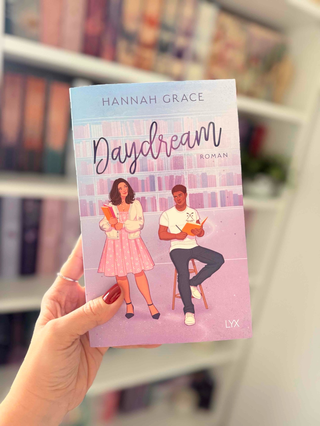 Ich mochte „Daydream“ vor allem wegen Halle und ihrer Entwicklung. Es war schön zu sehen, wie sie immer mehr Selbstvertrauen gewinnt. Auch Henry fand ich toll. Die Art, wie die beiden miteinander umgehen und sich unterstützen, hat mir wirklich gefallen. Leider hat sich die Handlung zwischendurch etwas gezogen. Es fehlte mir manchmal die Spannung, was schade war, weil die Grundidee der Geschichte eigentlich vielversprechend war. Trotzdem ist „Daydream“ eine schöne, leichte College-Romanze mit sympathischen Charakteren.