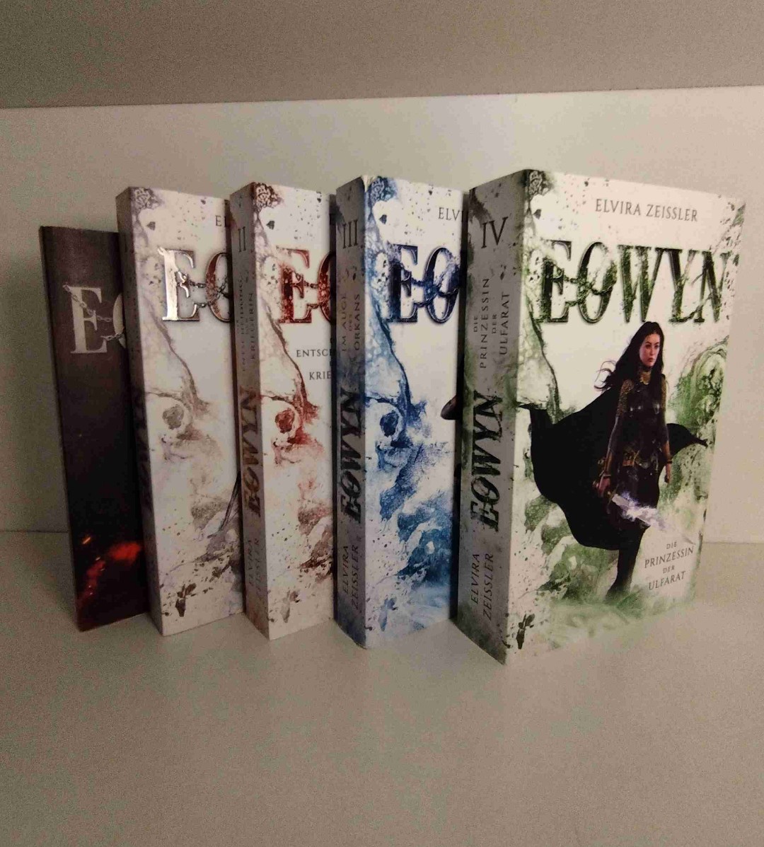 Kann die Reihe empfehlen!

Wenn man Lust auf Fantasy hat, mit nicht zu übertriebenen Romantasy, dann ist das genau das richtige.