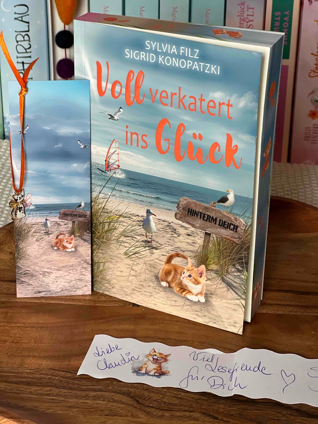 Eine emotionale, tiefgründige Geschichte über Trauer, Freundschaft und den Mut, wieder zu lieben. Wer Bücher mag, die ans Herz gehen und gleichzeitig kleine, herzerwärmende Momente schenken, sollte sich Voll verkatert ins Glück nicht entgehen lassen!
