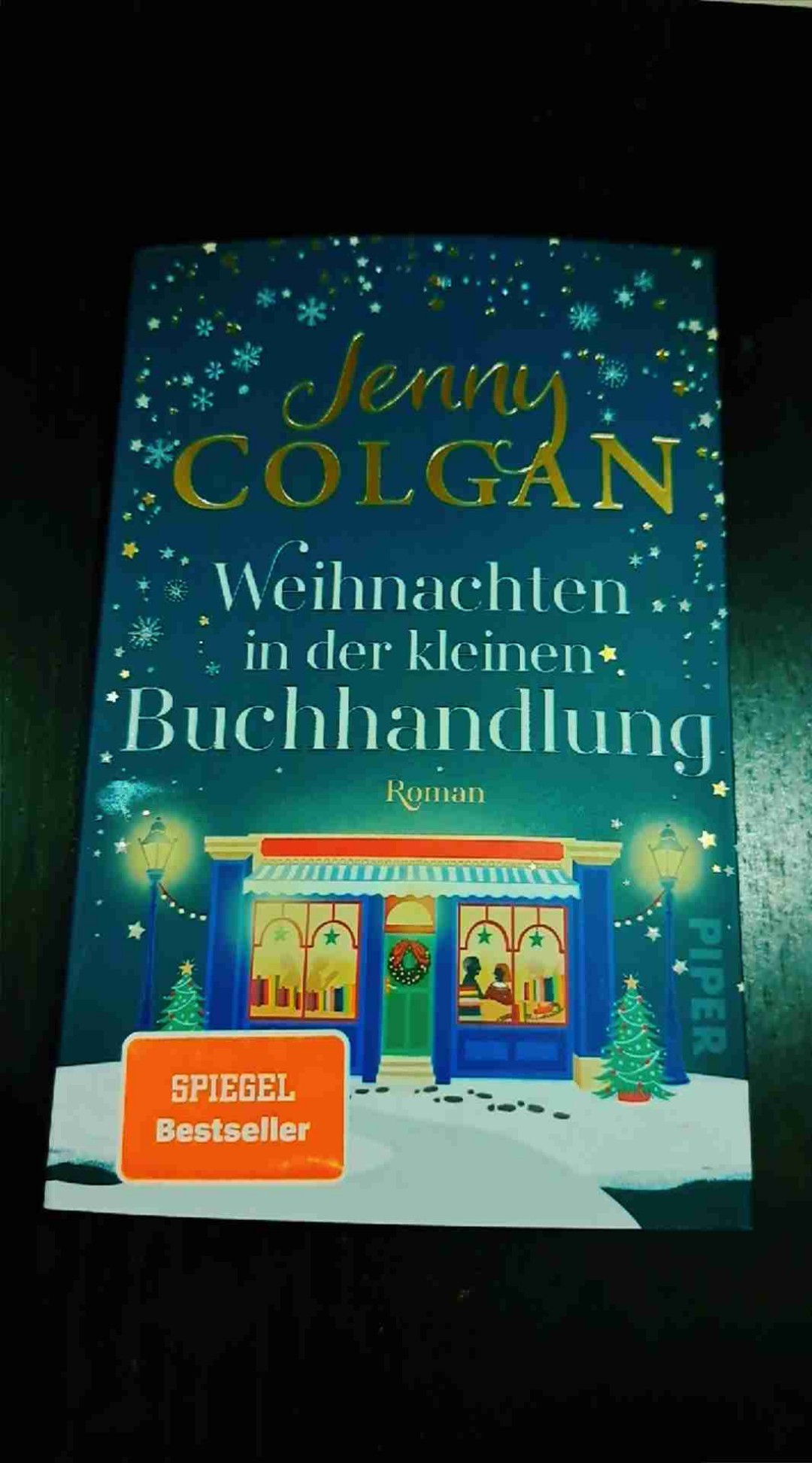 Eine wunderschöne Weihnachtsgeschichte 🥰
Es war so schön in diese Welt einzutauchen in der zwei Schwestern, die unterschiedlicher nicht sein könn, wieder zueinander finden 😍
Wärendessen wird die kleine Buchhandlung der Weg zum Erfolg 🥰
Zum Schluß gibt es noch ein schönes Happy End 😍
