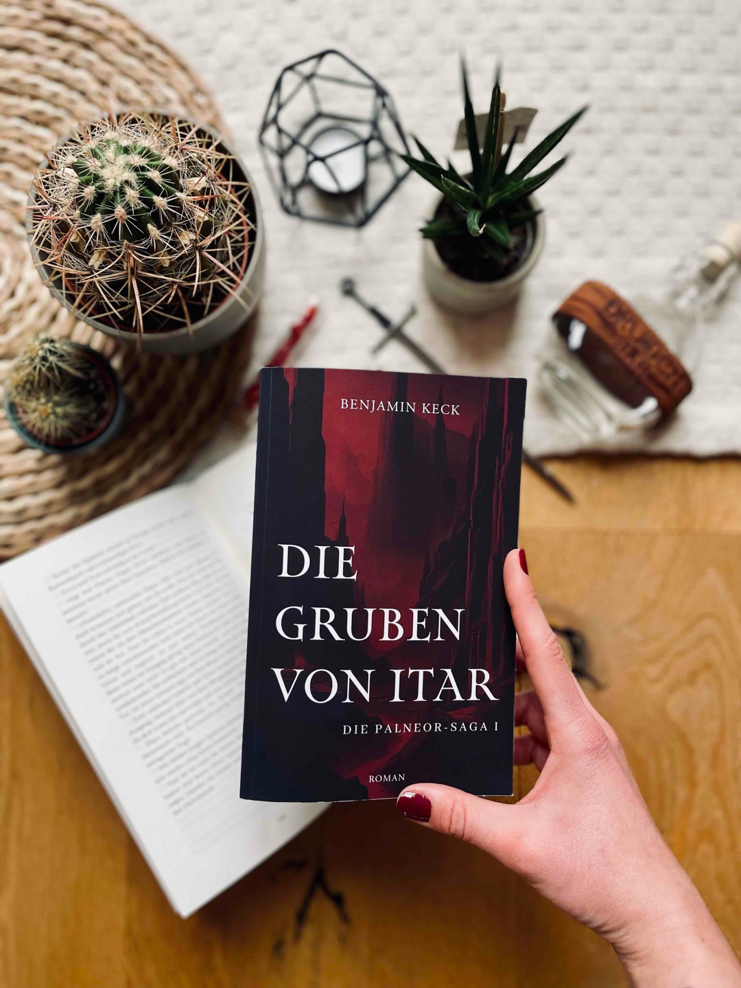 Wenn ihr Lust auf eine Story voller Intrigen, Magie und einem sehr ungleichen Trio habt – dann ab in die Gruben!