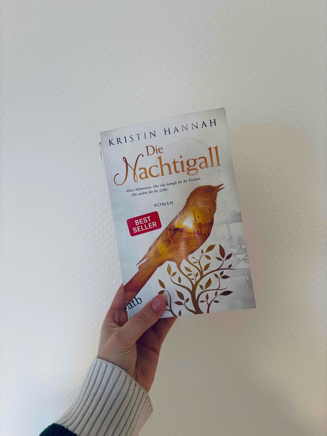 „Männer erzählen Geschichten. Frauen machen mit dem Leben weiter. Für uns war es ein Schattenkrieg. Und nachdem er vorbei war, gab es keine Paraden für uns, keine Orden und keinen Platz in den Geschichtsbüchern. Im Krieg taten wir, was wir tun mussten, und nachdem er vorbei war, sammelten wir die Scherben ein und fingen noch einmal von vorne an.“ ❤️🩹