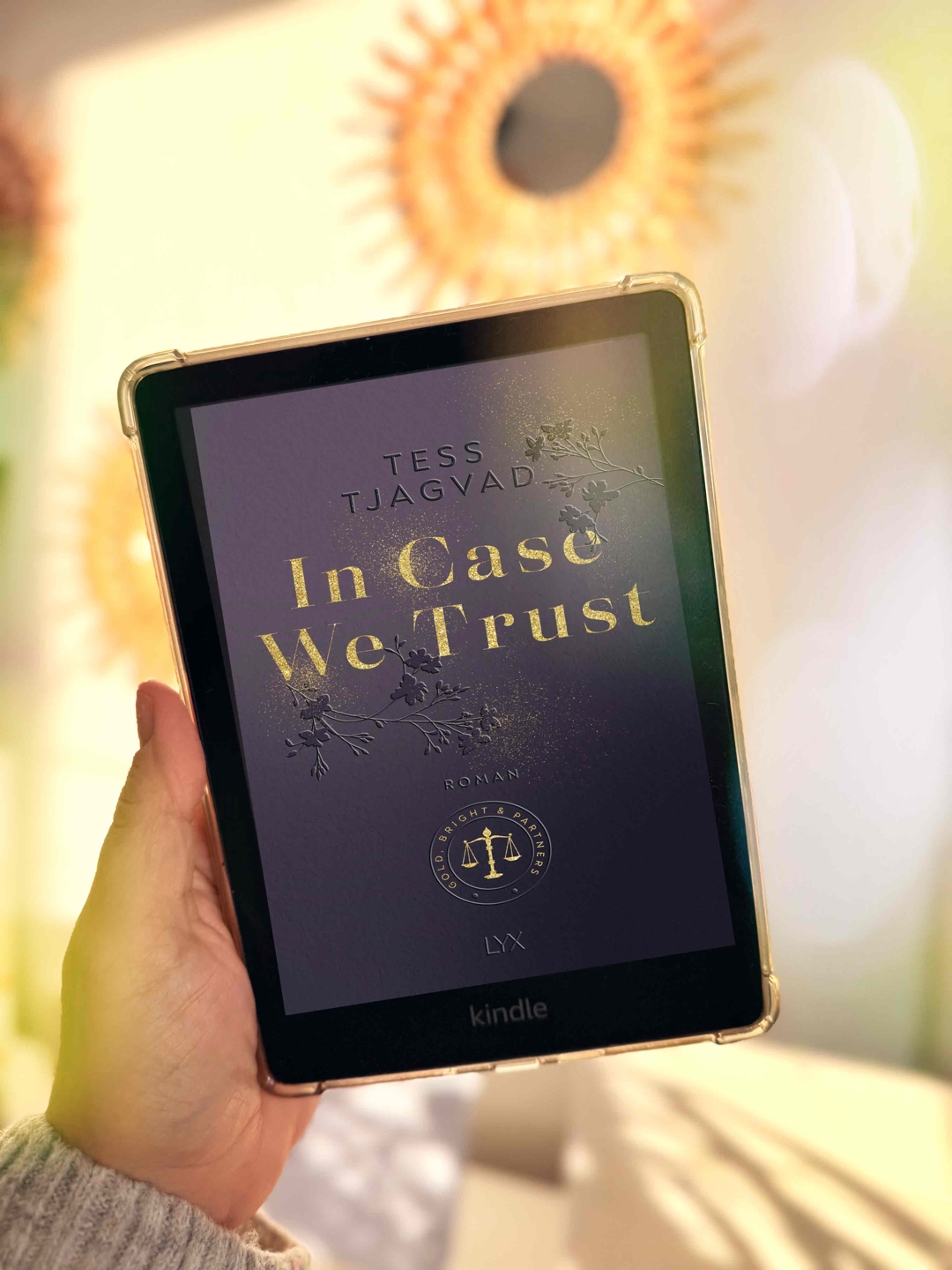 “In Case We Trust” ist der Auftakt der Gold, Bright & Partners-Reihe und hat mich als Suits-Fan sofort angesprochen. Die Geschichte wird aus den wechselnden Perspektiven von Ira und Gracie erzählt, die als frischgebackene Anwälte ihren ersten gemeinsamen Fall übernehmen, obwohl sie sich zunächst überhaupt nicht ausstehen können. Doch schnell zeigt sich, dass sie als Team besser funktionieren, als sie gedacht hätten. Besonders das Anwalts-Setting hat mir gefallen, denn die Ermittlungen und Recherchen mitzuverfolgen, macht richtig Spaß. Allerdings rückt der eigentliche Fall im Verlauf der Geschichte etwas in den Hintergrund, während Gracies persönliche Probleme viel Raum einnehmen. Ihre Entwicklung ist zweifellos wichtig, aber eine ausgewogenere Balance hätte mir noch besser gefallen. Trotzdem ein gelungener Auftakt, der definitiv Lust auf Band 2 macht!
