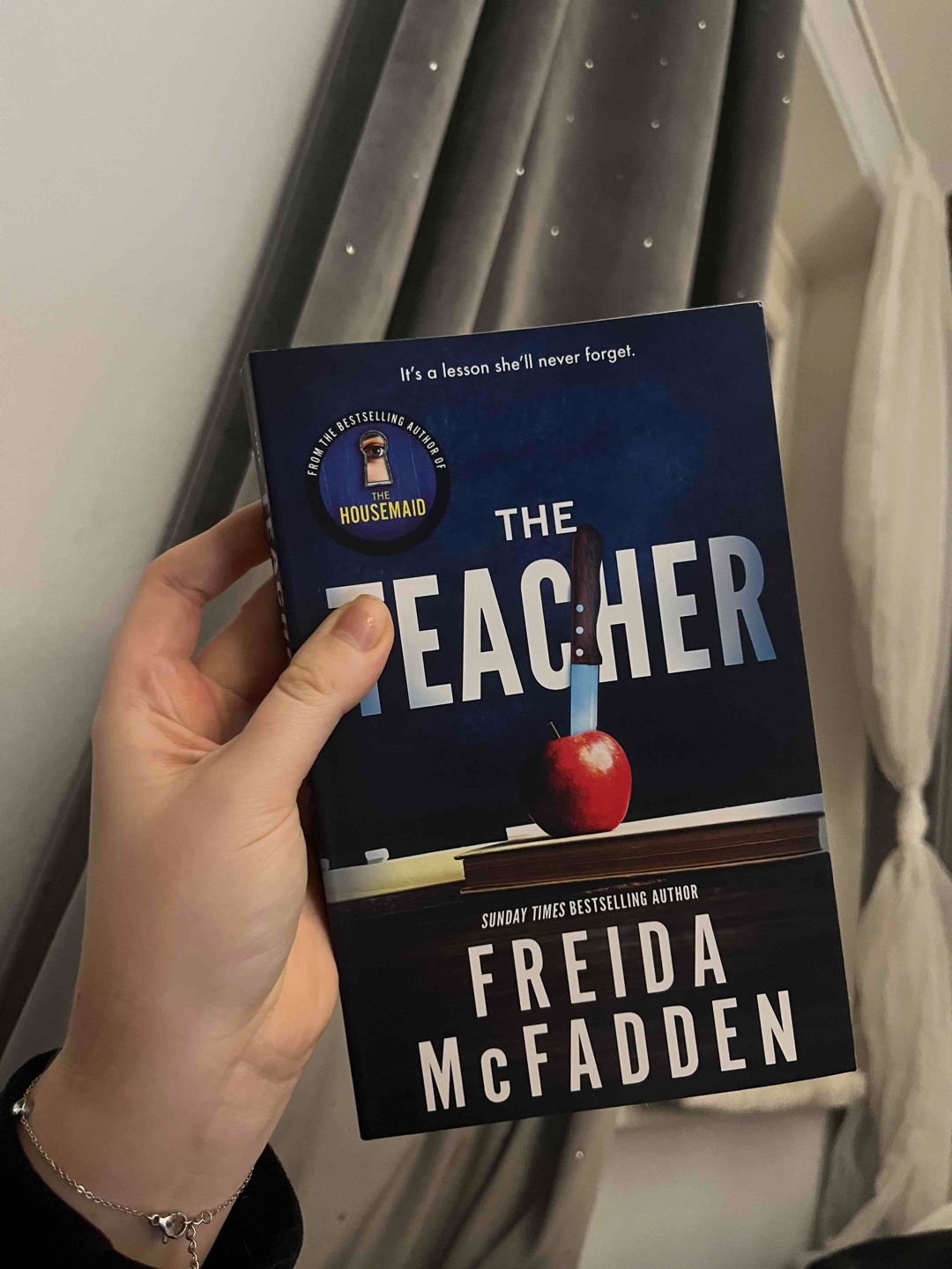 A bit predictable but all in all a good and entertaining book. I missed the crazy plot twists and the shocking moments… also the book reminded me so much of the movie „Carrie“ 🥲🤣