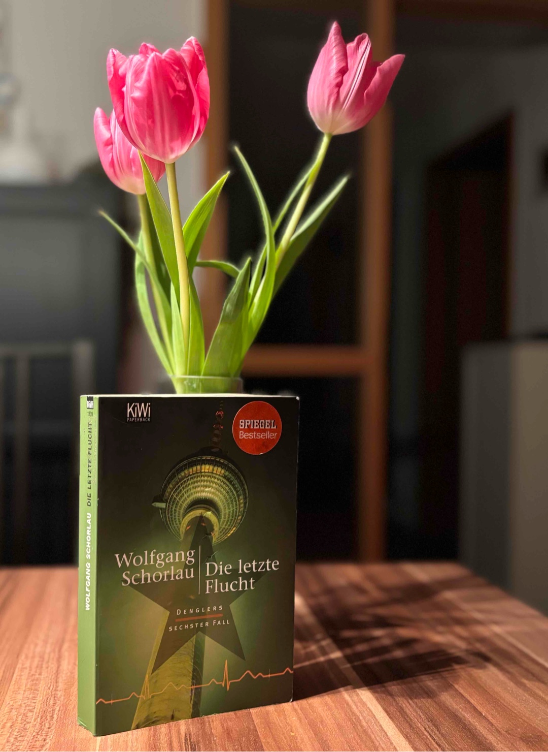 Wie die vorangegangenen Bücher ist der sechste Teil der Dengler-Reihe super spannend. Ich mag die kurzen Kapitel, die mich oft überreden noch ein bisschen zu lesen ;)
Herr Schorlau schafft es auch in jedem Buch seiner Reihe ein spannendes Thema zu beleuchten und einem zum „weiter“ denken zu animieren.