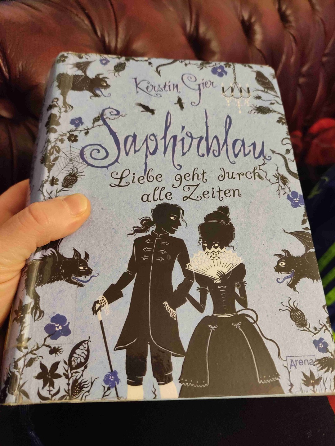 Ausgelesen - gestern Nachmittag angefangen, heute ausgelesen. Wirklich fesselnd und ich bin froh, dass ich Band 3 direkt mit ausgeliehen habe. Gut, dass es schon alle drei Bücher gibt. Nicht auszumalen, wenn ich jetzt auf die Erscheinung von Band 3 warten müsste 😱😅