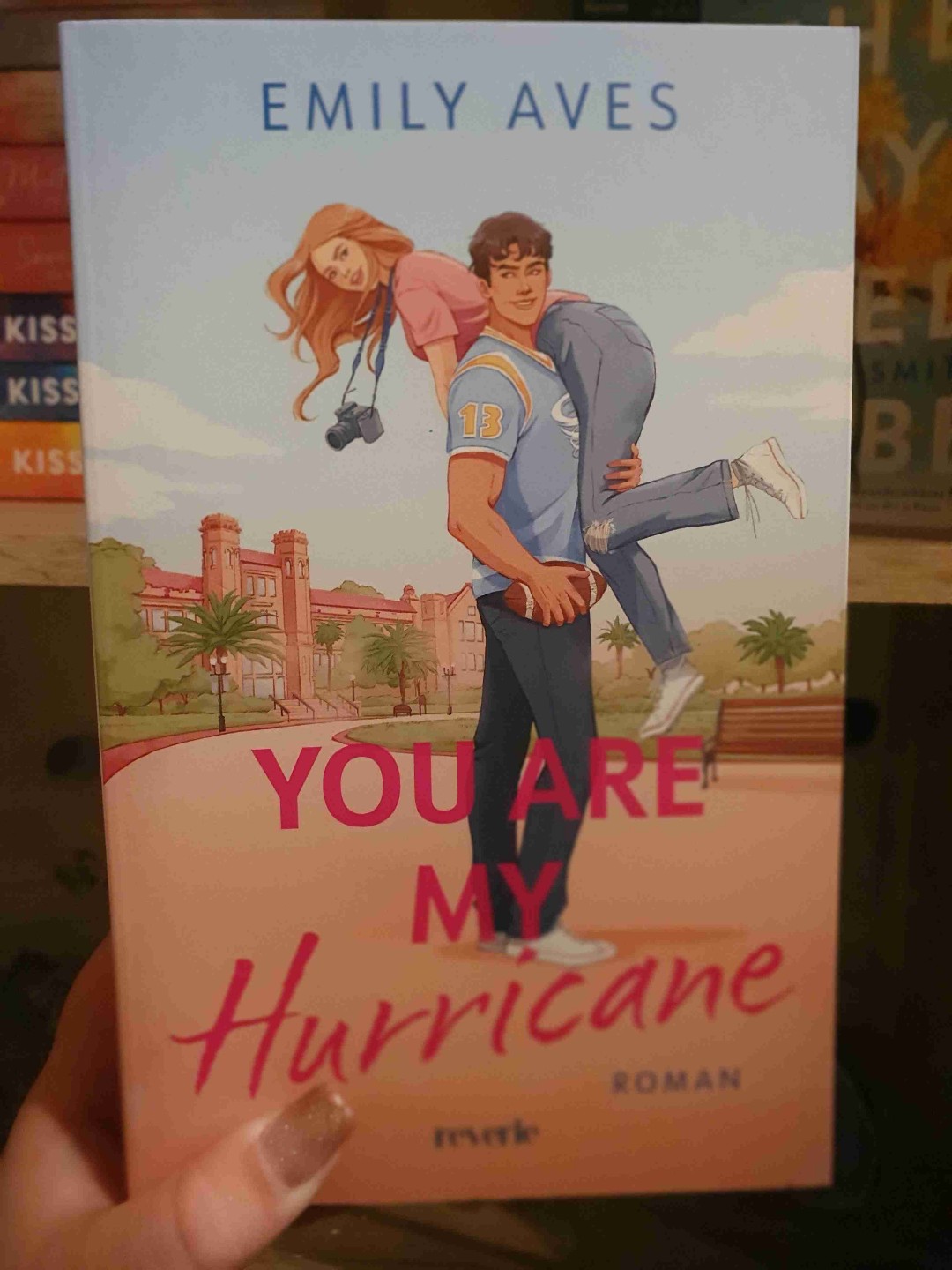 Ich fand es total erfrischend. Der Schreibstil hat mir extrem gut gefallen, ich bin durch die Seiten geflogen. Ich mochte beide Protagonisten sehr gern und die Storyline gefiel mir sehr gut, auch wenn ein paar gewisse Klischees erfüllt wurden. Aber ich konnte richtig gut abschalten beim Lesen. 😊