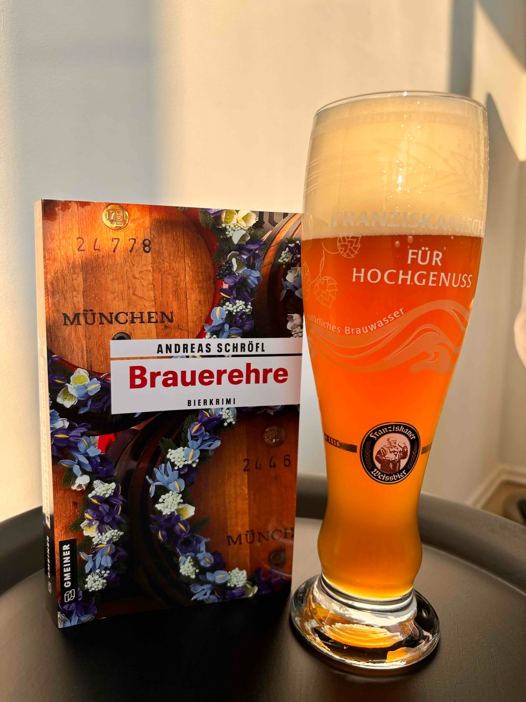 München Krimi der Einblicke in die hohe Kunst des bierbrauens gewährt. Kurzweilig und super lustig. Aber, man muss der bayrischen Sprache mächtig sein, sonst „vastest nix“. Für ein Münchner Kindl kein Problem und daher eine absolute Empfehlung.
Weitere Empfehlung: a schens Weißbier dazua, dann is glei no autentischer;)