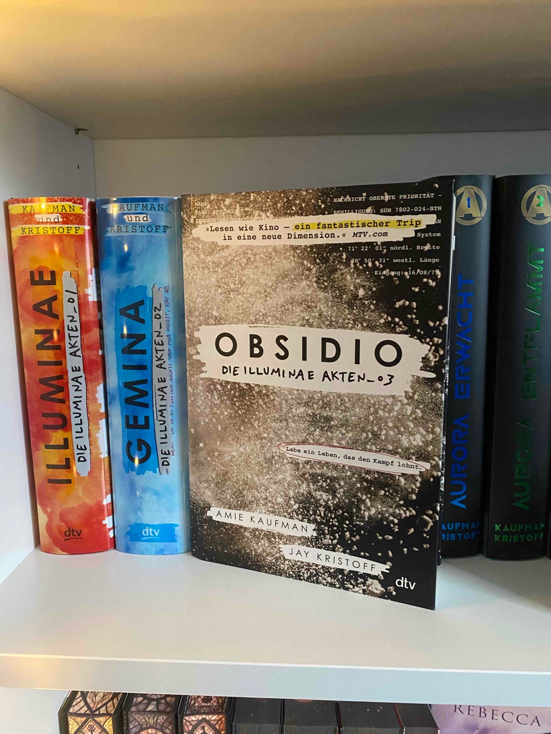 Absolute Highlight Reihe 🤩🤩 alle 3 Bände waren ein auf und ab der Gefühle. Es war großartig und ich wollte die Truppe nicht verlassen, ich werd noch lang daran zurückdenken. 
Die Gestaltung der Bücher ist wahnsinnig toll, viel Mühe und mal was ganz anderes, es hat einfach so viel Spaß gemacht zu lesen. 
Die Charaktere waren großartig, die Geschichte fesselnd, spannend, brutal und emotional. Alles was dazugehört. 
Ein Meisterwerk, was die Autoren hier geschaffen haben. 
Ein Weltraum Abenteuer vom feinsten!!! 🤩🤩🤩 

„Jeder hat eine zweite Chance verdient“ 🖤