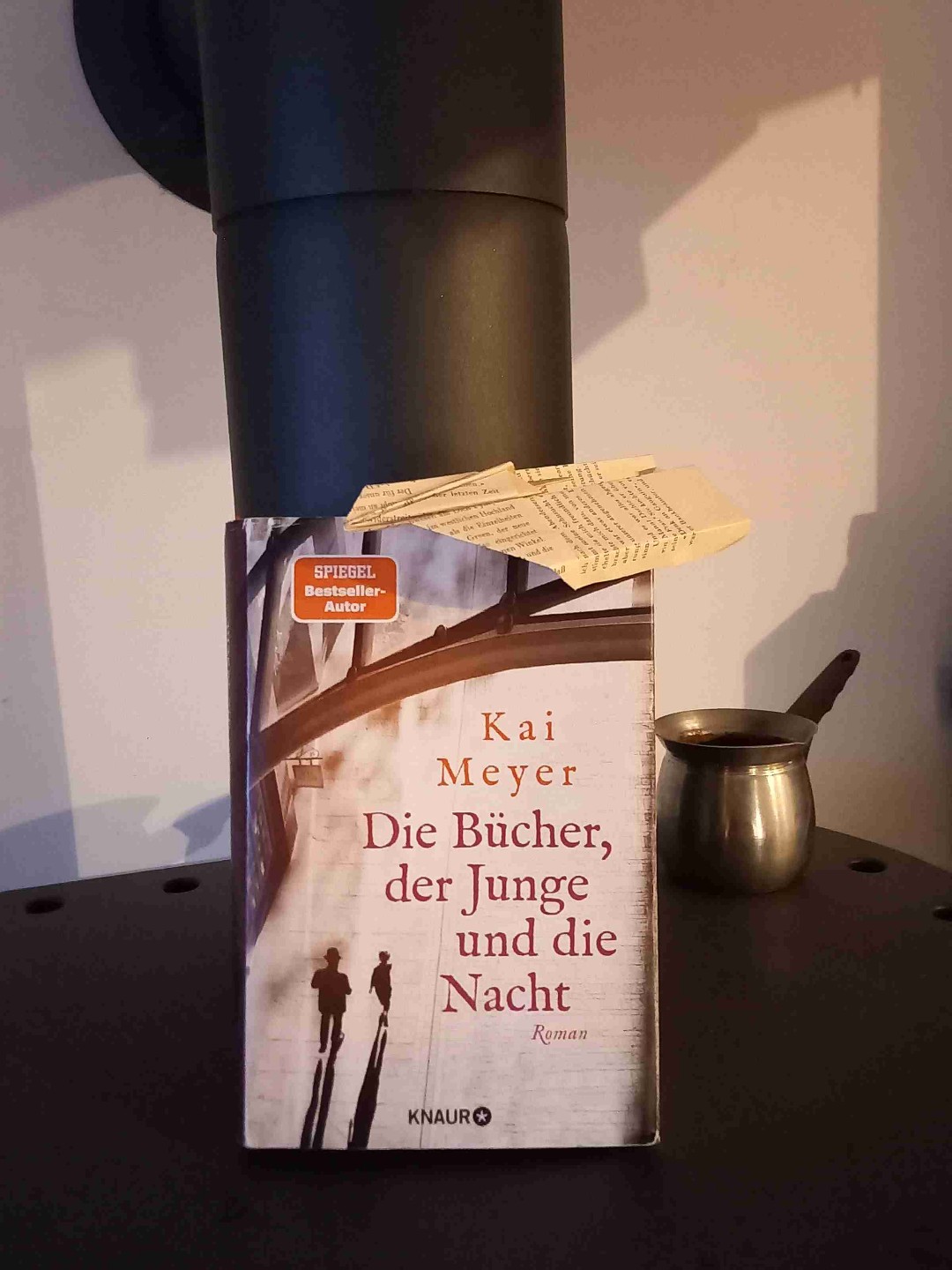 Leidenschaftlich habe ich diese Geschichte, die in drei Zeitsträngen spielt, gelesen. Die Schrecken des Holocausts und die Liebe zu Büchern in einer teilweise wunderbaren aber auch grausamen Familiengeschichte verpackt.