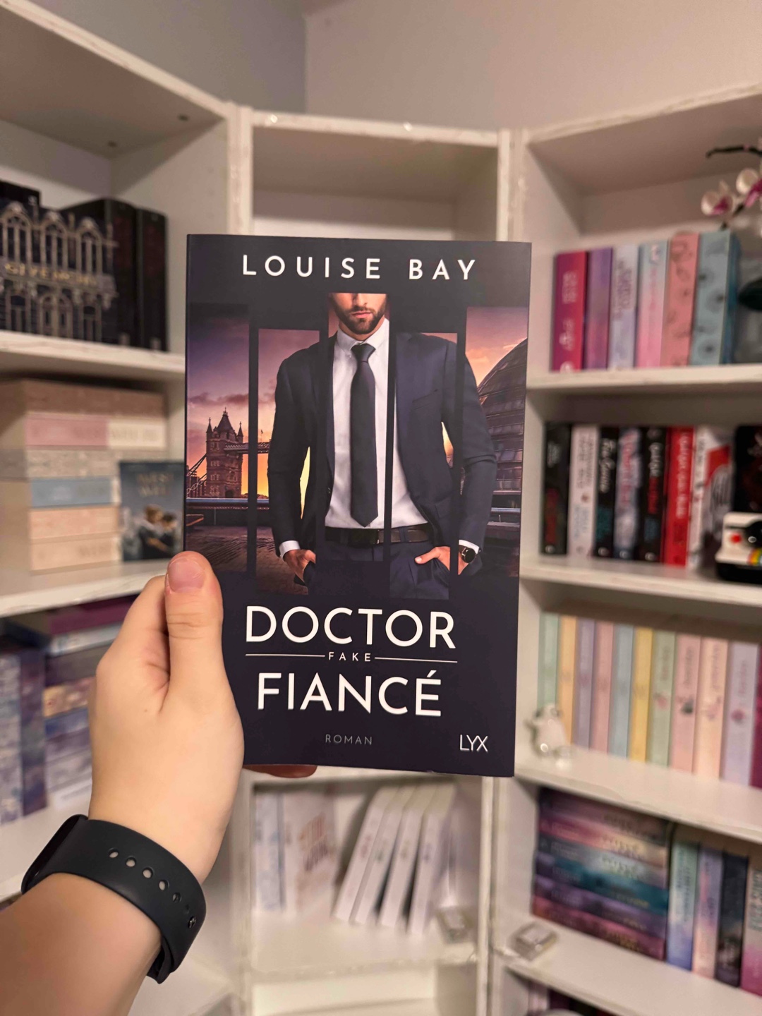 „Beau Cove ist die Liebe meines Lebens, und es brauchte dreitausend Meilen, ein Liebeslied und fast einen Monat Zeit, bis ich es mit Sicherheit wusste. Aber abgesehen davon, ihm ein Liebeslied zu schreiben, von dem ich nicht weiß, ob er es jemals hören wird, habe ich keine Ahnung, wie ich ihn zurückgewinnen soll.“