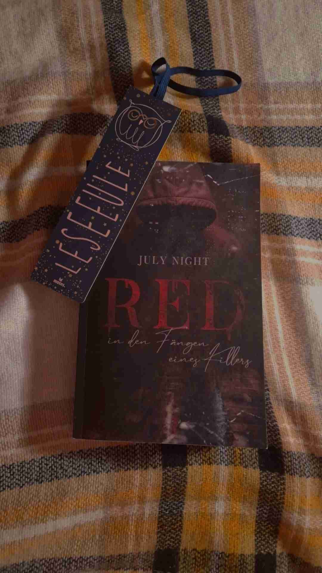 Ich habe heute dieses Buch beendet und bin schon gespannt auf den zweiten Teil.
Tatsächlich hatte ich eine andere Vorstellung von dem Buch und dachte es wird eher eine Mafia Story, aber ich habe das Buch tatsächlich aufgrund eines Schnipsels gekauft und wurde nicht enttäuscht 🤍
Der Schreibstil war flüssig und gut Lesbar, das erste Kapitel fand ich ein wenig verwirrend, aber danach war ich drinne und bin gut durch das Buch gekommen 🤍
Es sind keine 5 Sterne geworden, da mir zwischendurch die Spannung gefehlt hat, es war aufjedenfall Spicy und die Hintergrundgeschichten der Protas sind auch Interessant, aber mir haben die Konsequenzen gefehlt für das Handeln der Protas, deswegen bin ich aufjedenfall gespannt auf den zweiten Teil und hoffe auf etwas mehr Spannung 🤍