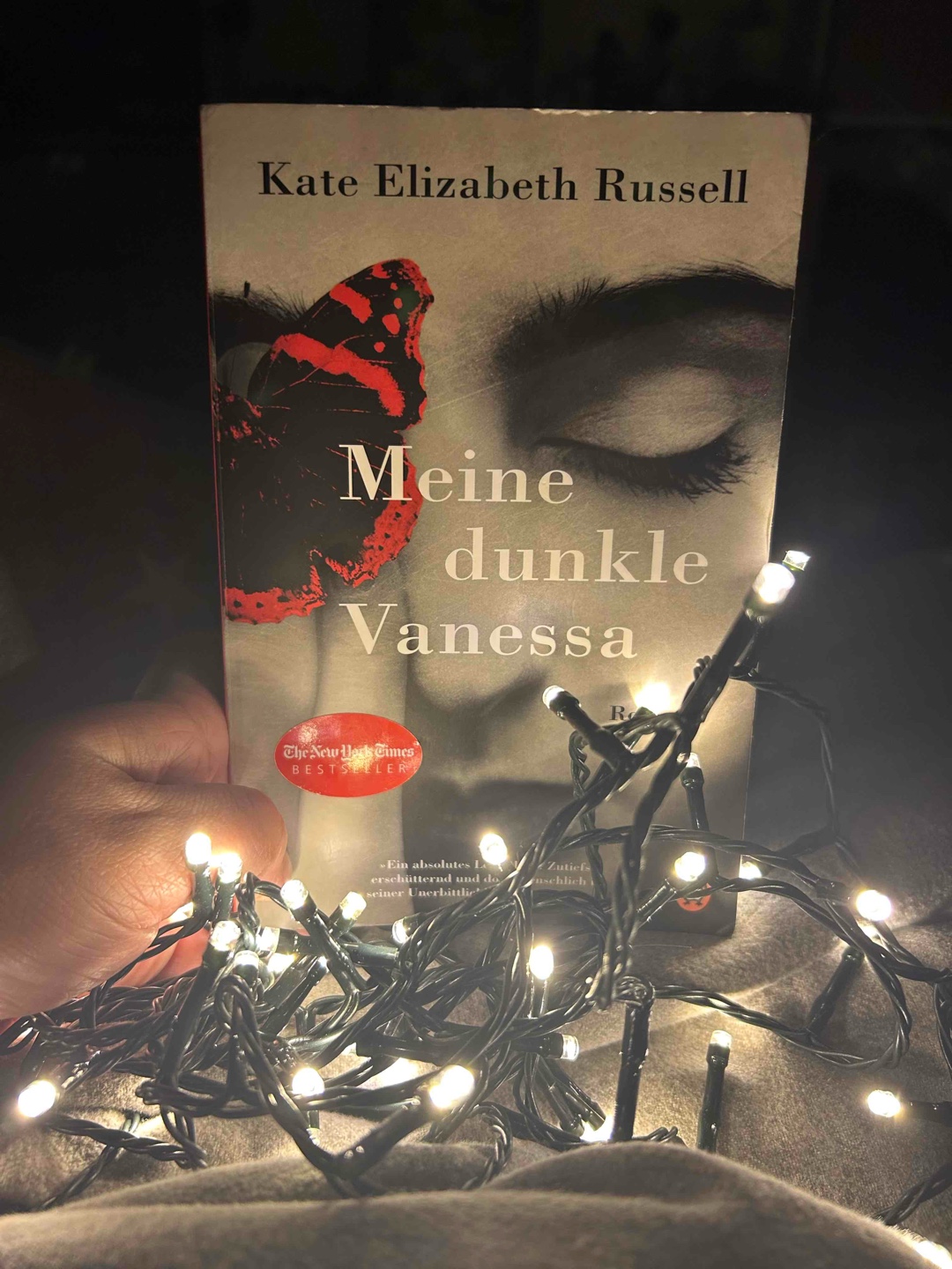 Krasses Buch. Es hat mich so wütend gemacht. 
Er hat mich so wütend gemacht. 
Das Buch vergisst man nicht so schnell. 
