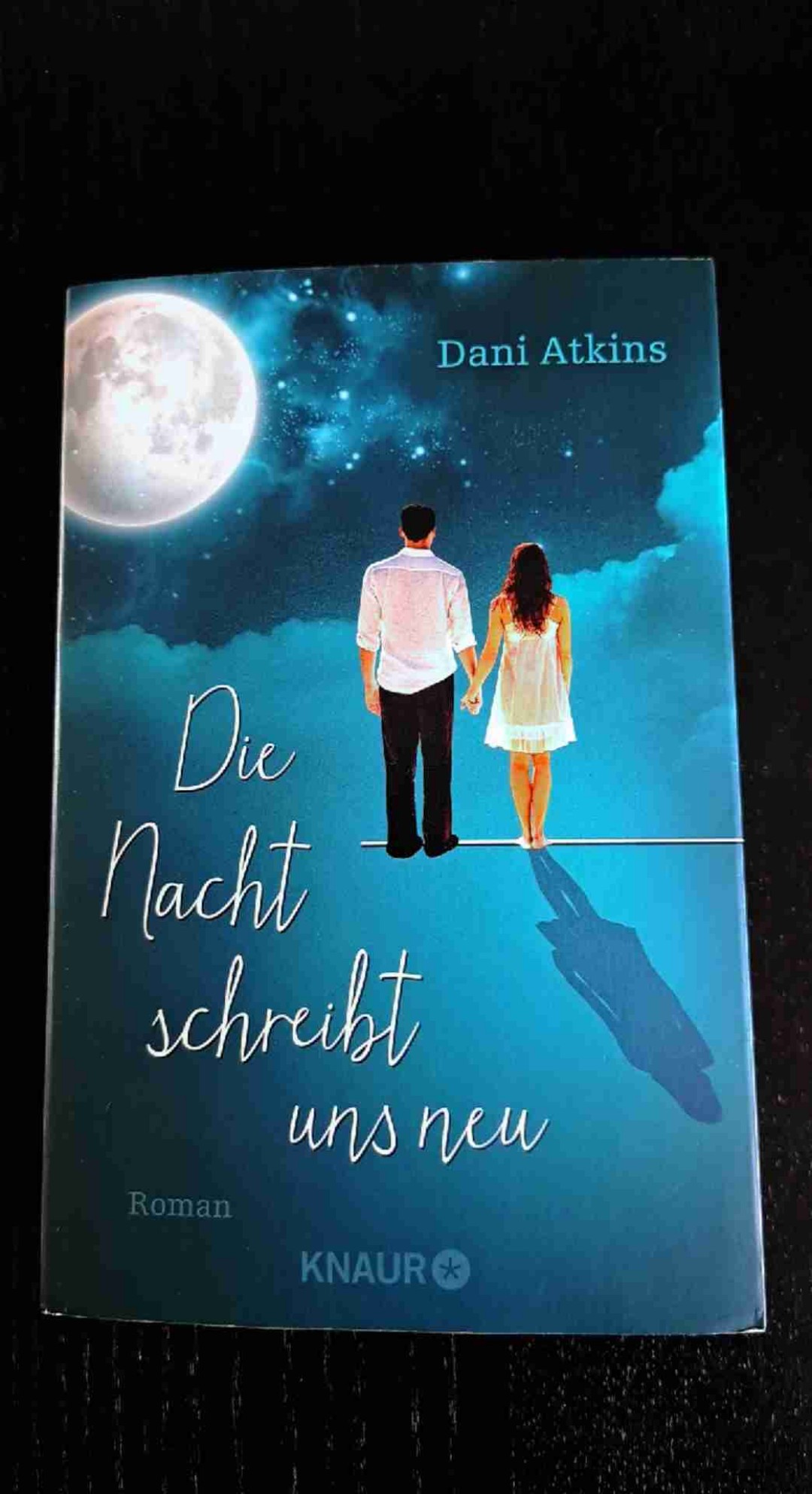 Wunderschöner Roman 🥰😍

Ein Geschichte was mein Herz wieder tief berührt hat 😳🥺
In dem Roman geht es um Verlust, Geheimnisse, Freundschaften und Familie 🥰
Es ist immer wieder toll zu erleben wie Realitätsgetreu viele Themen in dem Buch und seinen Charakteren miteinander verschmelzen 😍🥰

Klare Lese-Empfehlung ❤️
