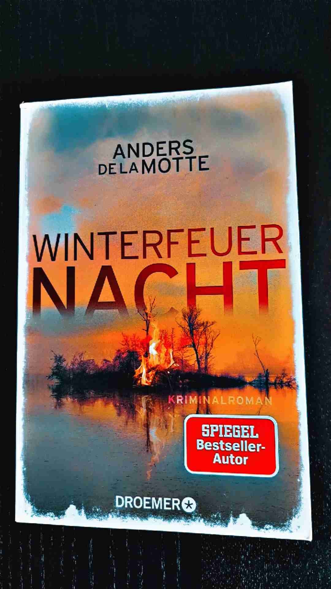 Grandiose Geschichte 😳😱
Es sollte Lauras letzter unbeschwerter Winter im Feriendorf ihrer Tante Hedda in Südschweden werden 🥰
Auf dem traditionellen Luciafest gerät sie mit ihrer besten Freundin Iben wegen eines Jungen in Streit 🙈
Am Ende des Abends brennt der Festsaal lichterloh 😱
Laura wird schwer verletzt, Iben stirbt in den Flammen 😭
Dreißig Jahre lang kehrt Laura nicht an den Unglücksort zurück, spricht mit niemandem über ihr Geheimnis 🤫
Doch als sie erfährt, dass ihre verstorbene Tante Hedda ihr das Feriendorf vererbt hat, weiß Laura, dass sie sich endlich der Vergangenheit stellen muss 🧐
Was ist in jener Winterfeuernacht wirklich passiert 🤔
Eine unglaubliche Reise beginnt denn
Wer mit dem Feuer spielt........🔥
