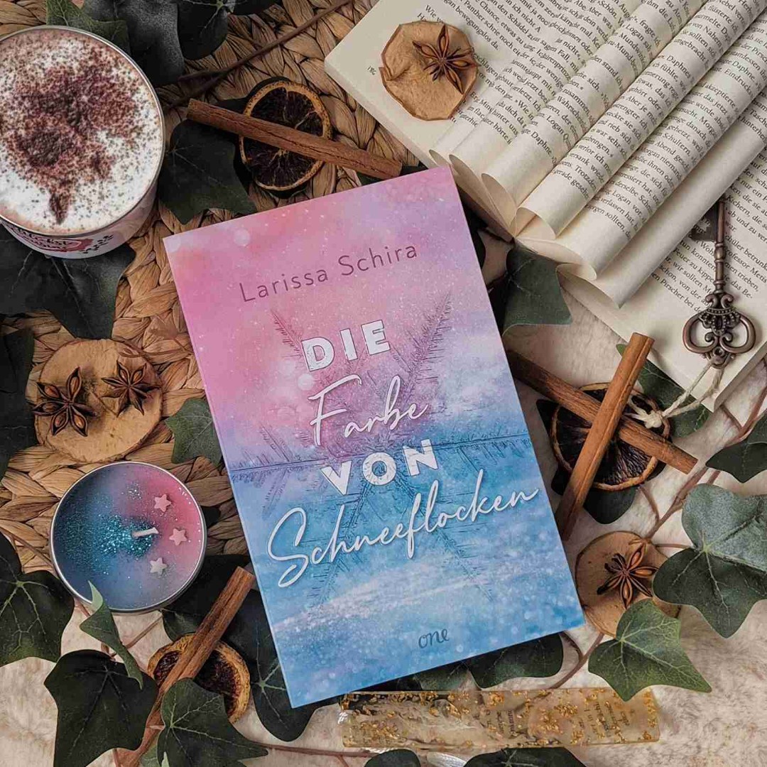 "Die Farbe von Schneeflocken" ist ein wunderschönes Buch über Liebe, Selbstfindung und den Zauber der Weihnachtszeit. Die Geschichte ist wie eine heiße Schokolade an einem kalten Wintertag – warm, süß und genau das Richtige für eine entspannte Lesezeit.
Es ist perfekt für zwischendurch und besonders für jüngere Leser*innen eine süße und berührende Geschichte, die genau das richtige Maß an Tiefgang mitbringt. Wer winterliche Romance-Bücher mit einer Prise emotionaler Themen mag, sollte diesem Buch definitiv eine Chance geben! 🤎
