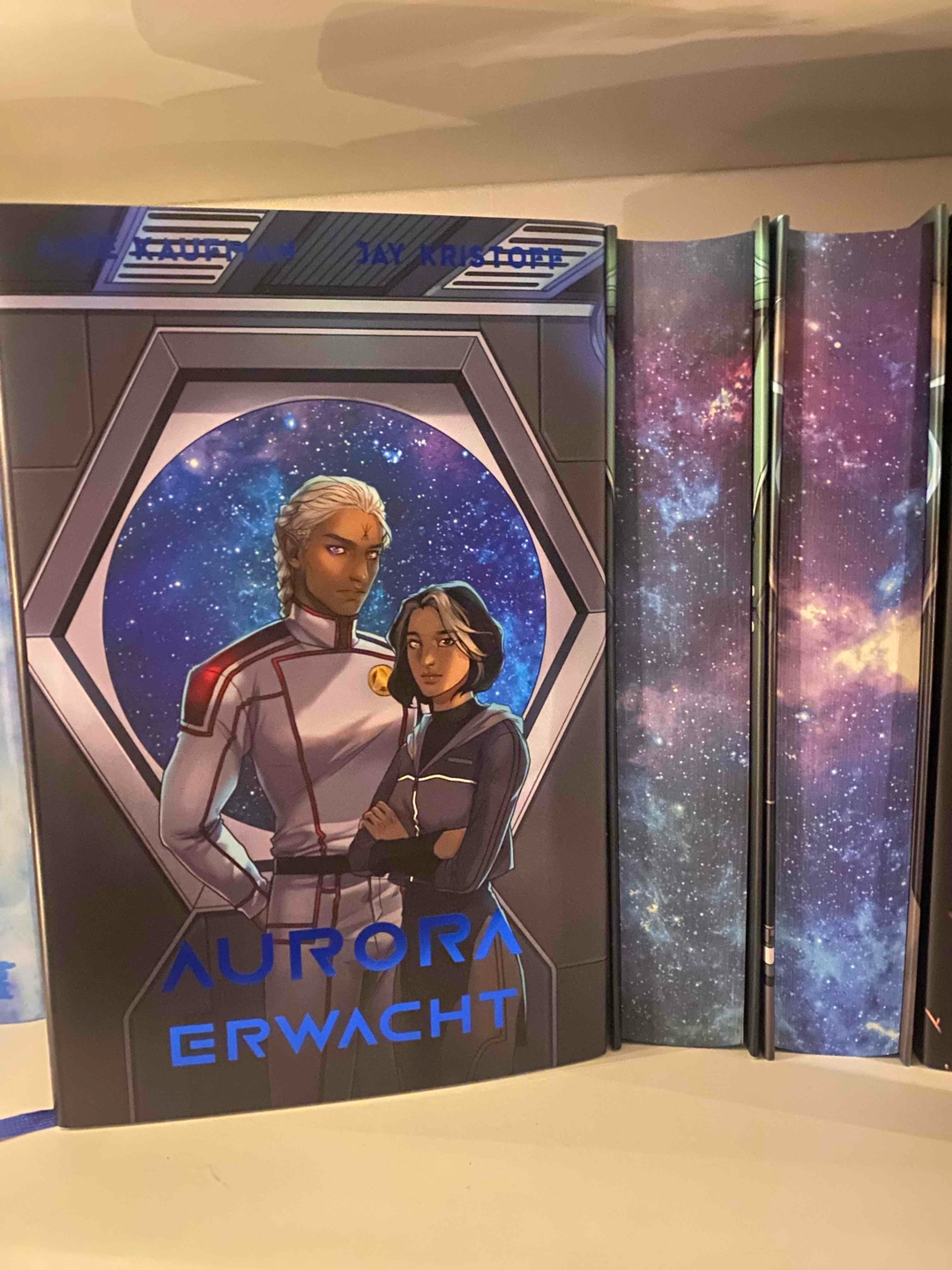 So begeistert ich von den Illuminae Akten war, so ernüchtert bin ich von diesem ersten Band… bin nicht so richtig warm geworden mit der Geschichte und den Protagonisten… sehr verwirrend, so viele Perspektiven… 
Mal sehen wie es weitergeht, ob ich alle drei Bände durchziehe oder abbreche… 