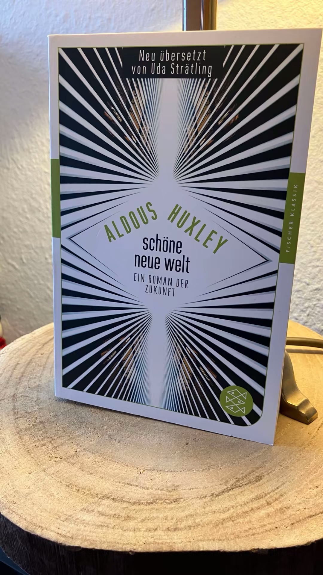 Aldous Huxleys Schöne neue Welt ist eine eindringliche Dystopie, die eine Gesellschaft zeigt, in der Glück und Stabilität durch totale Kontrolle, genetische Manipulation und soziale Konditionierung erreicht werden.